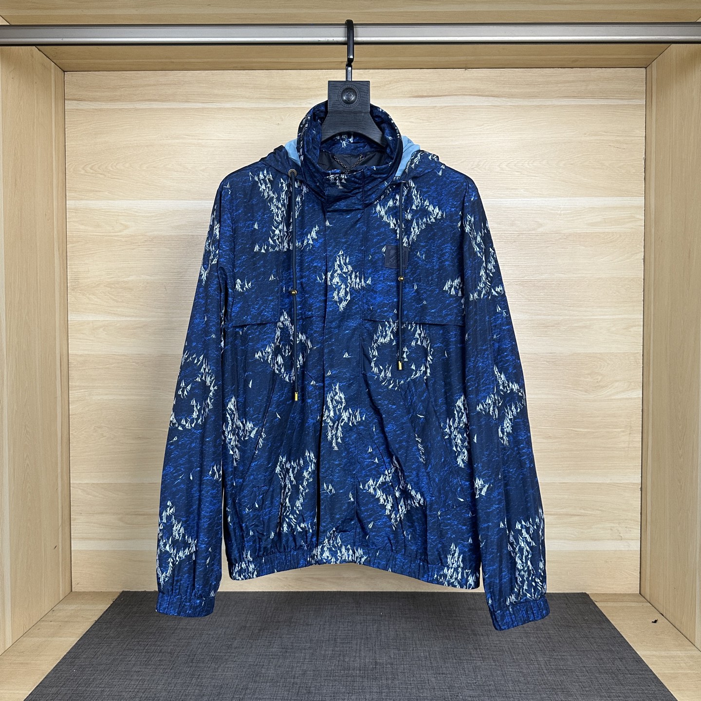 NO:454915,Lois Vitn/Louis 2025 spring and summer new style, full-print sailing letter jacket alignment cut, cover, time-consuming, hardware original mold opening, details processing fabric top body super stylish and comfortable, same style for men and women, craft hidden hat Size 46 48 50 52,,louis vuitton,jackets & coats,hats,alexander wang19860909Lois Vitn/路易2025春夏新款 满印帆船字母外套对位裁剪 套里 耗时较久 五金原版开模 细节处理面料上身超级有型舒适 男女同款 工艺隐藏帽 尺码46 48 50 52,,louis vuitton,jackets & coats,hats,alexander wang,Men's clothing