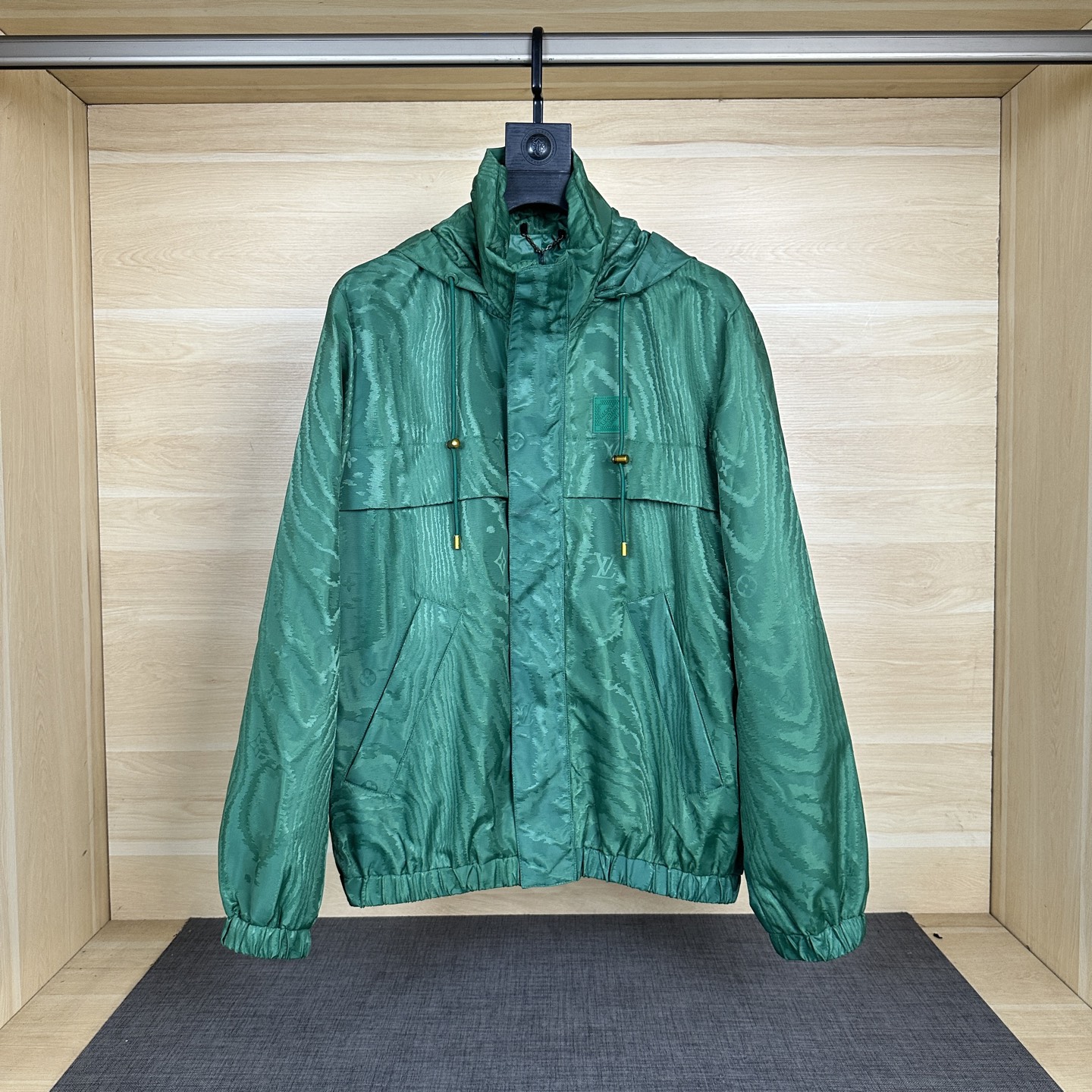 NO:454945,Lois Vitn/Louis 2025 spring and summer new style tree pattern presbyterian jacket original jacquard fabric alignment cut sleeve time taking a long time Hardware original mold opening details processing fabric upper body super stylish and comfortable Men and women Same style Craft hidden hat Size 46 48 50 52,,louis vuitton,jackets & coats,jackets & coats,hats,alexander wang19860909Lois Vitn/路易2025春夏新款 树纹老花夹克外套 原版提花面料 对位裁剪 套里 耗时较久 五金原版开模 细节处理面料上身超级有型舒适 男女同款 工艺隐藏帽 尺码46 48 50 52,,louis vuitton,jackets & coats,jackets & coats,hats,alexander wang,Men's clothing