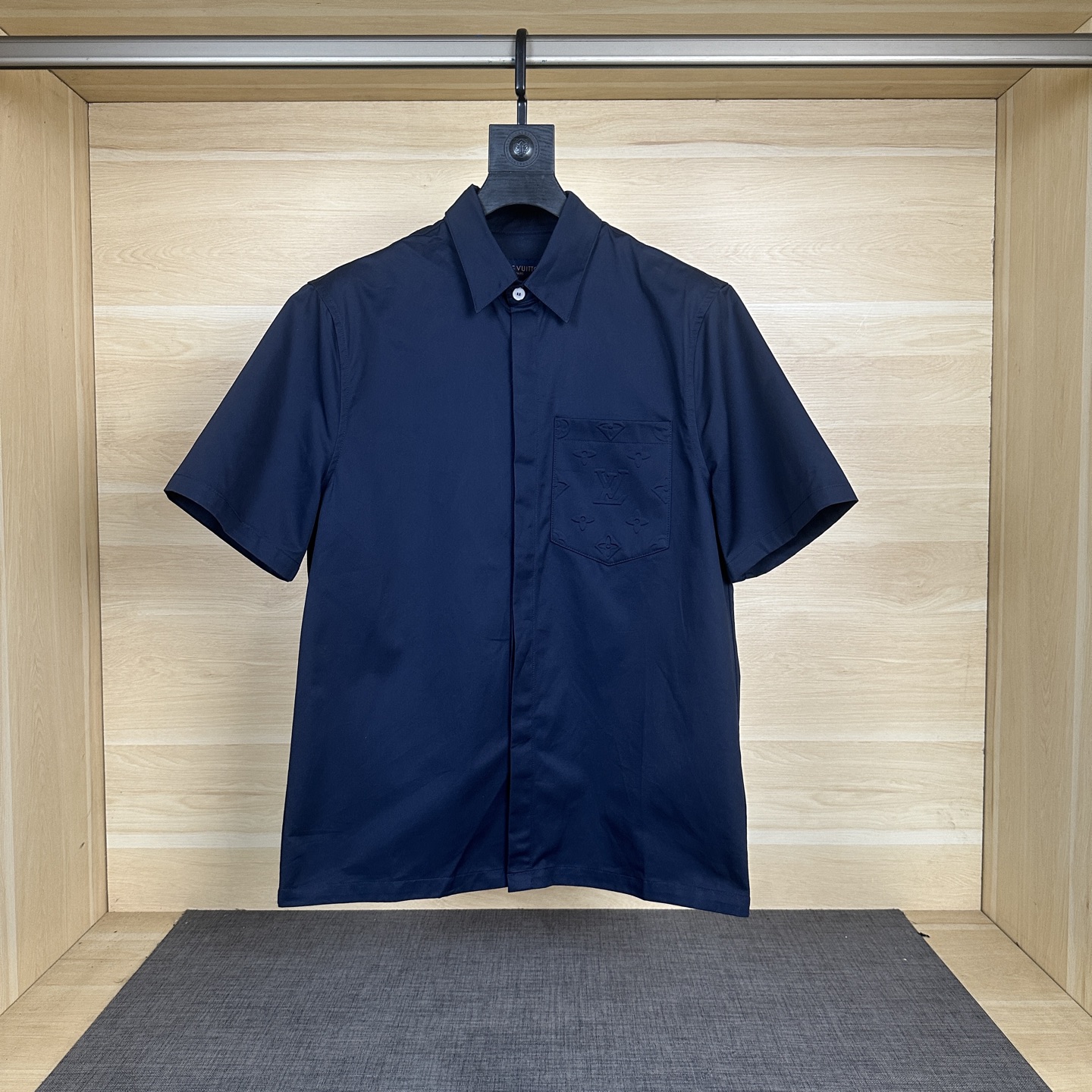 NO:454940,Lois Vitn/Louis 2025 spring and summer new style, pocket embossed presbyterian short-sleeved shirt, pocket design, long time, hardware original mold opening, details processing fabric, super stylish and comfortable upper body, same style for men and women, craft pocket embossing, size S M L XL,,louis vuitton,shirts,T-shirt,alexander wang19860909Lois Vitn/路易2025春夏新款 口袋压花老花短袖衬衫 口袋设计 耗时较久 五金原版开模 细节处理面料上身超级有型舒适 男女同款 工艺口袋压花 尺码S M L XL,,louis vuitton,shirts,T-shirt,alexander wang,Men's clothing