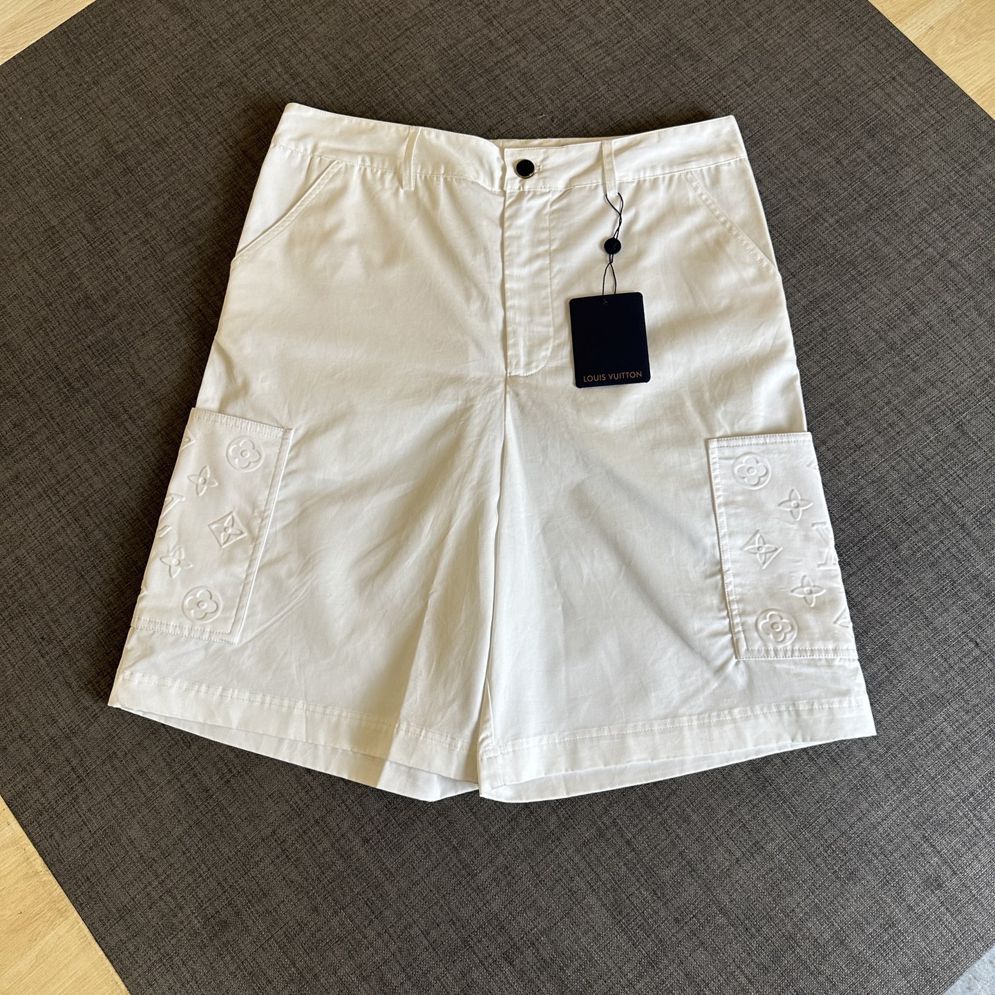 NO:454924,Lois Vitn/Louis 2025 spring and summer new style, pocket embossed presbyopia shorts, multi-pocket design, long time-consuming, hardware original mold opening, details processing fabric top body super stylish and comfortable, same style for men and women, craft pocket embossing, Size S M L XL,,louis vuitton, shorts, alexander wang19860909Lois Vitn/路易2025春夏新款 口袋压花老花短裤 多口袋设计 耗时较久 五金原版开模 细节处理面料上身超级有型舒适 男女同款 工艺口袋压花 尺码S M L XL,,louis vuitton,shorts,alexander wang,Men's clothing