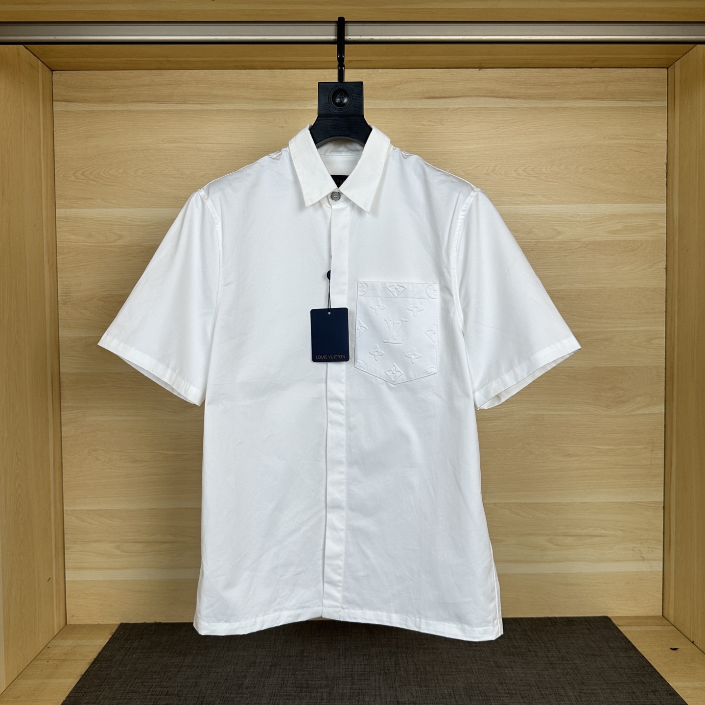 NO:454929,Lois Vitn/Louis 2025 spring and summer new style, pocket embossed presbyterian short-sleeved shirt, pocket design, long time, hardware original mold opening, details processing fabric, super stylish and comfortable upper body, same style for men and women, craft pocket embossing, size S M L XL,,louis vuitton,shirts,T-shirt,alexander wang19860909Lois Vitn/路易2025春夏新款 口袋压花老花短袖衬衫 口袋设计 耗时较久 五金原版开模 细节处理面料上身超级有型舒适 男女同款 工艺口袋压花 尺码S M L XL,,louis vuitton,shirts,T-shirt,alexander wang,Men's clothing