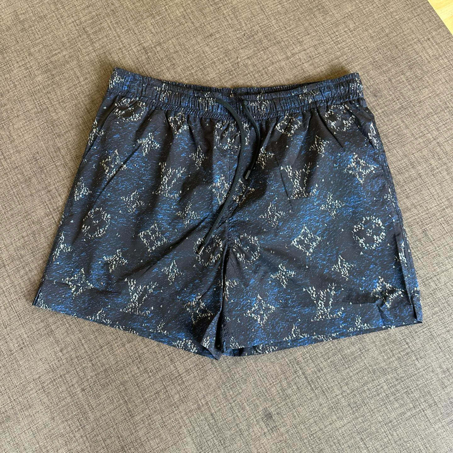 NO:454904,Lois Vitn/Louis 2025 spring and summer new model, small sailboat presbyop shorts set, mesh cover, back pocket zipper design, time-consuming, hardware original mold opening, details processing fabric top body is super stylish and comfortable, same style for men and women, craftsmanship and positioning cut Size S M L XL,,louis vuitton, shorts,alexander wang19860909Lois Vitn/路易2025春夏新款 小帆船老花短裤套装 网布套里 后口袋拉链设计 耗时较久 五金原版开模 细节处理面料上身超级有型舒适 男女同款 工艺对位裁剪 尺码S M L XL,,louis vuitton,shorts,alexander wang,Men's clothing