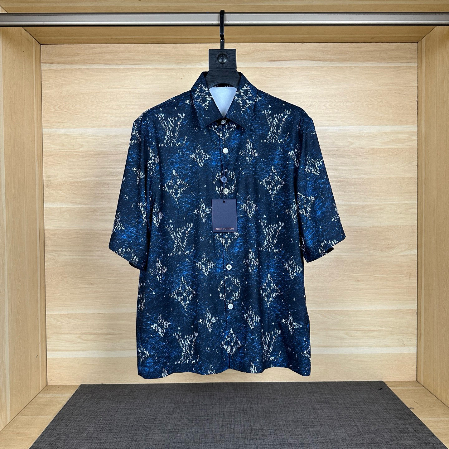 NO:454909,Lois Vitn/Louis 2025 spring and summer new model, small sailboat presbyop short-sleeved shirt set, mesh cover, back pocket zipper design, time-consuming, hardware original mold opening, details processing fabric top body super comfortable, same style for men and women, craft matching cut Size S M L XL,,louis vuitton,shirts,T-shirt,alexander wang19860909Lois Vitn/路易2025春夏新款 小帆船老花短袖衬衫套装 网布套里 后口袋拉链设计 耗时较久 五金原版开模 细节处理面料上身超级舒适 男女同款 工艺对位裁剪 尺码S M L XL,,louis vuitton,shirts,T-shirt,alexander wang,Men's clothing