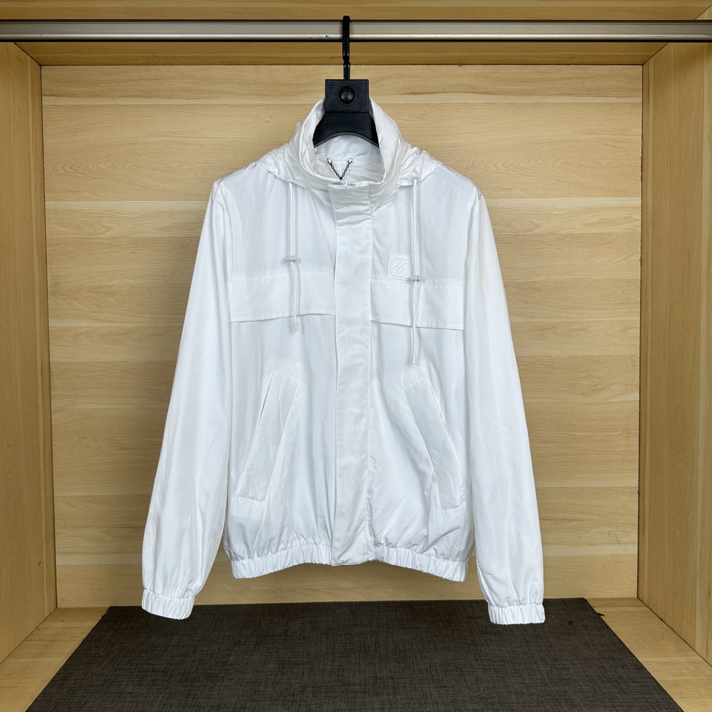 NO:473953,Lois Vitn/Louis 2025 spring and summer new style, clean color splicing jacket jacket classic presbyop lining, counter-cut, cover, long time, hardware original mold opening, details processing fabric upper body is super stylish and comfortable, same style for men and women, craft hidden hat size 46 48 50 52,,louis vuitton,jackets & coats,hats,alexander wang19860909Lois Vitn/路易2025春夏新款 净色拼接冲锋衣外套内里经典老花里布 对位裁剪 套里 耗时较久 五金原版开模 细节处理面料上身超级有型舒适 男女同款 工艺隐藏帽 尺码46 48 50 52,,louis vuitton,jackets & coats,hats,alexander wang,Men's clothing