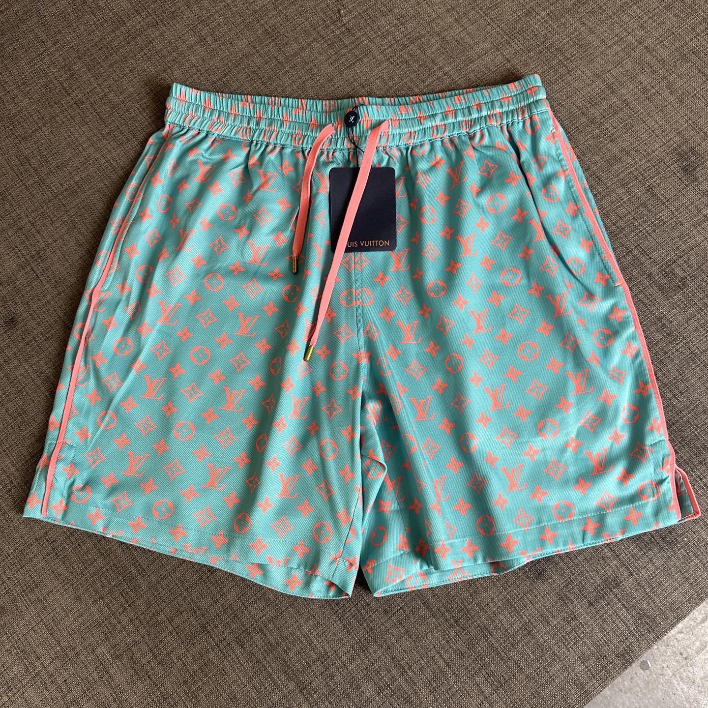 NO:473958,Lois Vitn/Louis 2025 spring and summer new style, presbyopia shorts set, rear pocket alignment design, long time, hardware original mold opening, details processing fabric upper body is super stylish and comfortable, same style for men and women, craft alignment and cutting, size 46 48 50 52,,louis vuitton, shorts,alexander wang19860909Lois Vitn/路易2025春夏新款 老花短裤套装 后口袋对位设计 耗时较久 五金原版开模 细节处理面料上身超级有型舒适 男女同款 工艺对位裁剪 尺码46 48 50 52,,louis vuitton,shorts,alexander wang,Men's clothing