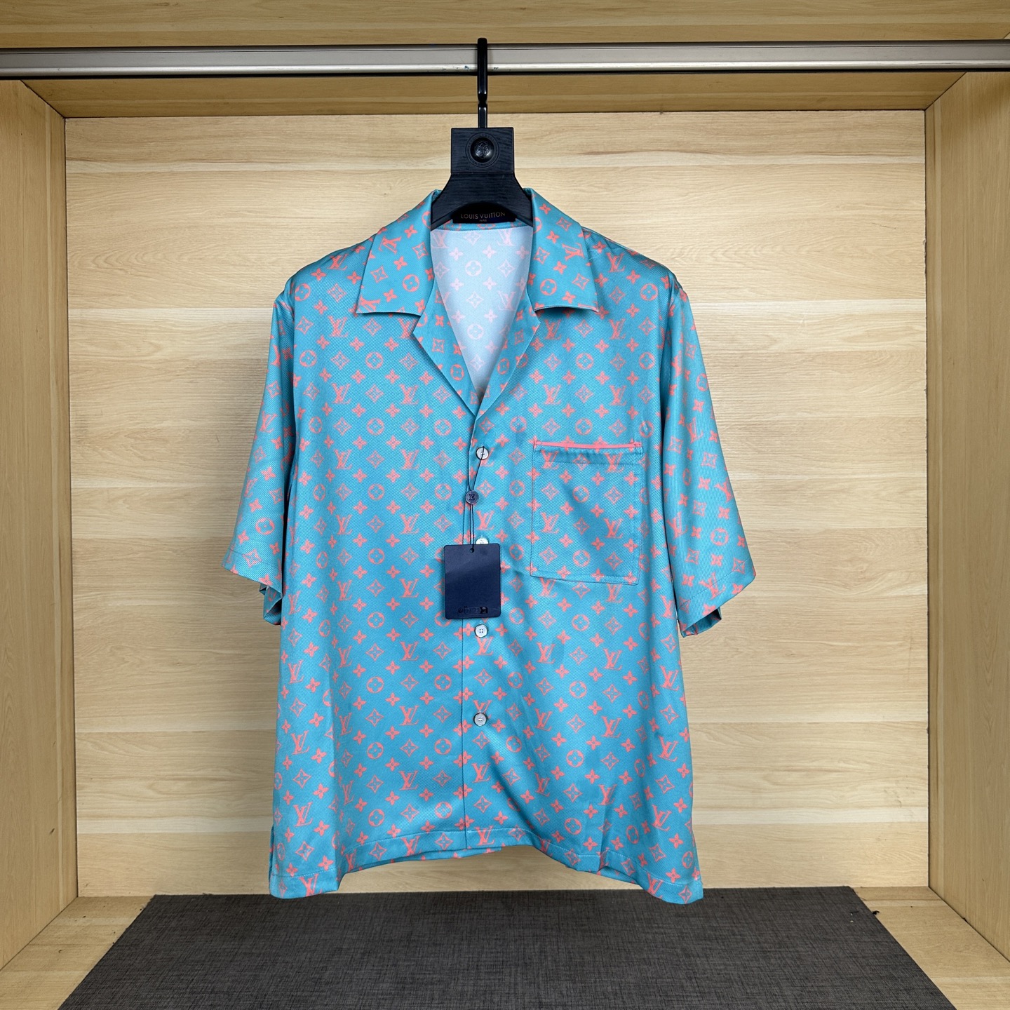 NO:473963,Lois Vitn/Louis 2025 spring and summer new style, presbyopia short-sleeved shirt set, pocket alignment design, time-consuming, hardware original mold opening, details processing fabric top body is super stylish and comfortable, same style for men and women, craft alignment and cutting, size 46 48 50 52,,louis vuitton,shirts,T-shirt,alexander wang19860909Lois Vitn/路易2025春夏新款 老花短袖衬衫套装 口袋对位设计 耗时较久 五金原版开模 细节处理面料上身超级有型舒适 男女同款 工艺对位裁剪 尺码46 48 50 52,,louis vuitton,shirts,T-shirt,alexander wang,Men's clothing