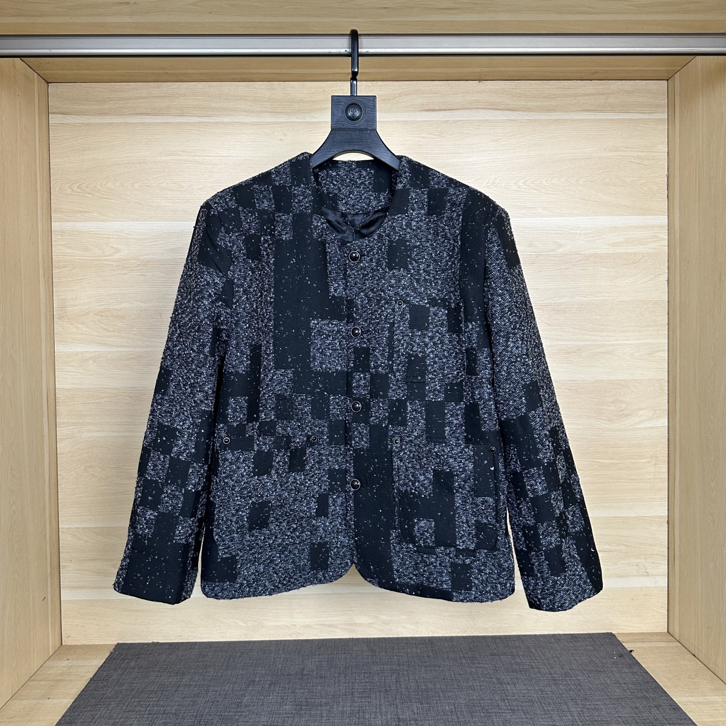 NO:473968,Lois Vitn/Louis 2025 spring and summer new style, checkerboard warp and weft yarn wool ring suit jacket, pure handmade beads on the back, long time, inner sleeve, positioning and cutting, original hardware mold opening, same style, craftsmanship handmade beads on the same color, size 46 48 50 52,,louis vuitton,jackets & coats,business suit,alexander wang19860909Lois Vitn/路易 2025春夏新款 棋盘格经纬纱毛圈西装外套 后背纯手工钉珠 耗时较长 内套里 定位裁剪 原五金开模 男女同款 工艺手工钉珠 尺码46 48 50 52,,louis vuitton,jackets & coats,business suit,alexander wang,Men's clothing