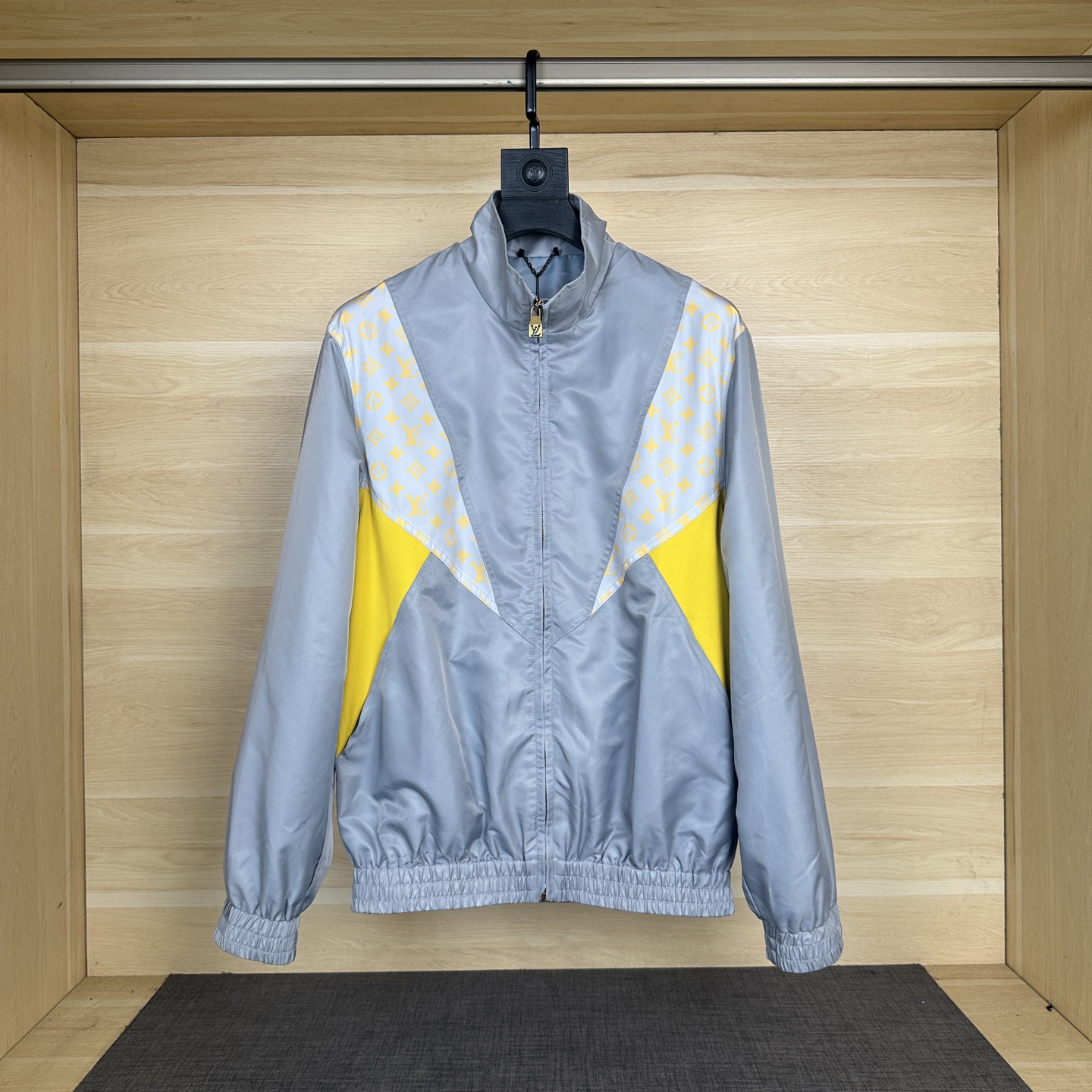 NO:522917,Lois Vitn/Louis 2025 spring and summer new style spliced ​​jacket jacket cover classic presbyopia print custom zipper long time inner sleeve positioning and cutting original hardware opening model male and female model craft spliced ​​print Size 46 48 50 52,,louis vuitton,jackets & coats,jackets & coats,alexander wang19860909Lois Vitn/路易 2025春夏新款 拼接夹克外套 套里 经典老花印花 定制拉链 耗时较长 内套里 定位裁剪 原五金开模 男女同款 工艺拼接印花 尺码46 48 50 52,,louis vuitton,jackets & coats,jackets & coats,alexander wang,Men's clothing