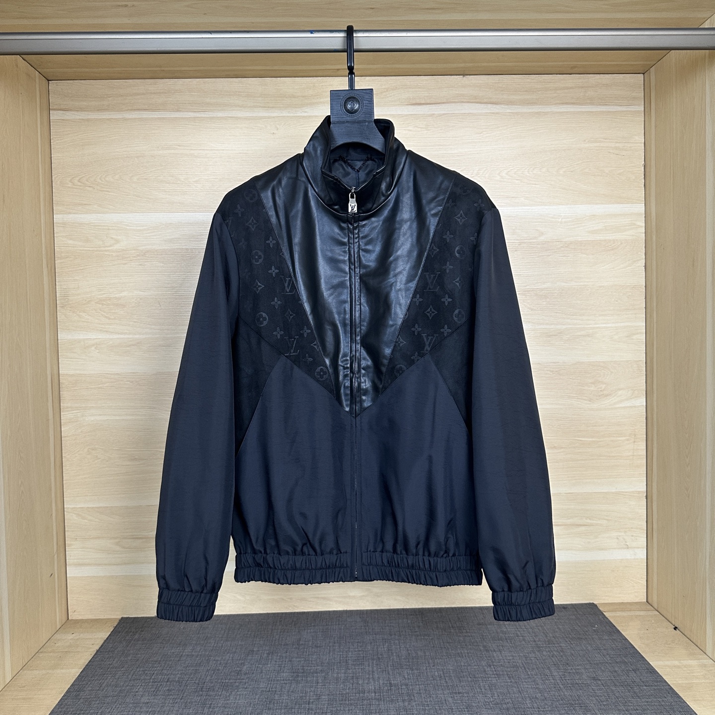 NO:522918,Lois Vitn/Louis 2025 spring and summer new style, spliced ​​embossed jacket jacket, square back design, leather splicing, long time, inner sleeve, positioning and cutting, original hardware mold opening, same style, craft spliced ​​embossed, size 46 48 50 52,,louis vuitton, jackets & coats, jackets & coats, alexander wang19860909Lois Vitn/路易 2025春夏新款 拼接压花夹克外套 后背方标设计 拼皮 耗时较长 内套里 定位裁剪 原五金开模 男女同款 工艺拼接压花 尺码46 48 50 52,,louis vuitton,jackets & coats,jackets & coats,alexander wang,Men's clothing