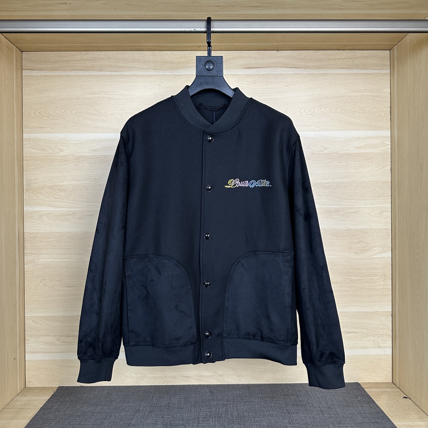 NO:522915,Lois Vitn/Louis 2025 spring and summer new style, hot diamond splicing baseball uniform coat back embroidery, fixed thread takes a long time, inner sleeve, positioning and cutting, original hardware opening model, same style for men and women, craft embroidery hot diamond size 46 48 50 52,,louis vuitton, jackets & coats,alexander wang19860909Lois Vitn/路易 2025春夏新款 烫钻拼接棒球服外套后背绣花 定织螺纹耗时较长 内套里 定位裁剪 原五金开模 男女同款 工艺绣花烫钻 尺码46 48 50 52,,louis vuitton,jackets & coats,alexander wang,Men's clothing