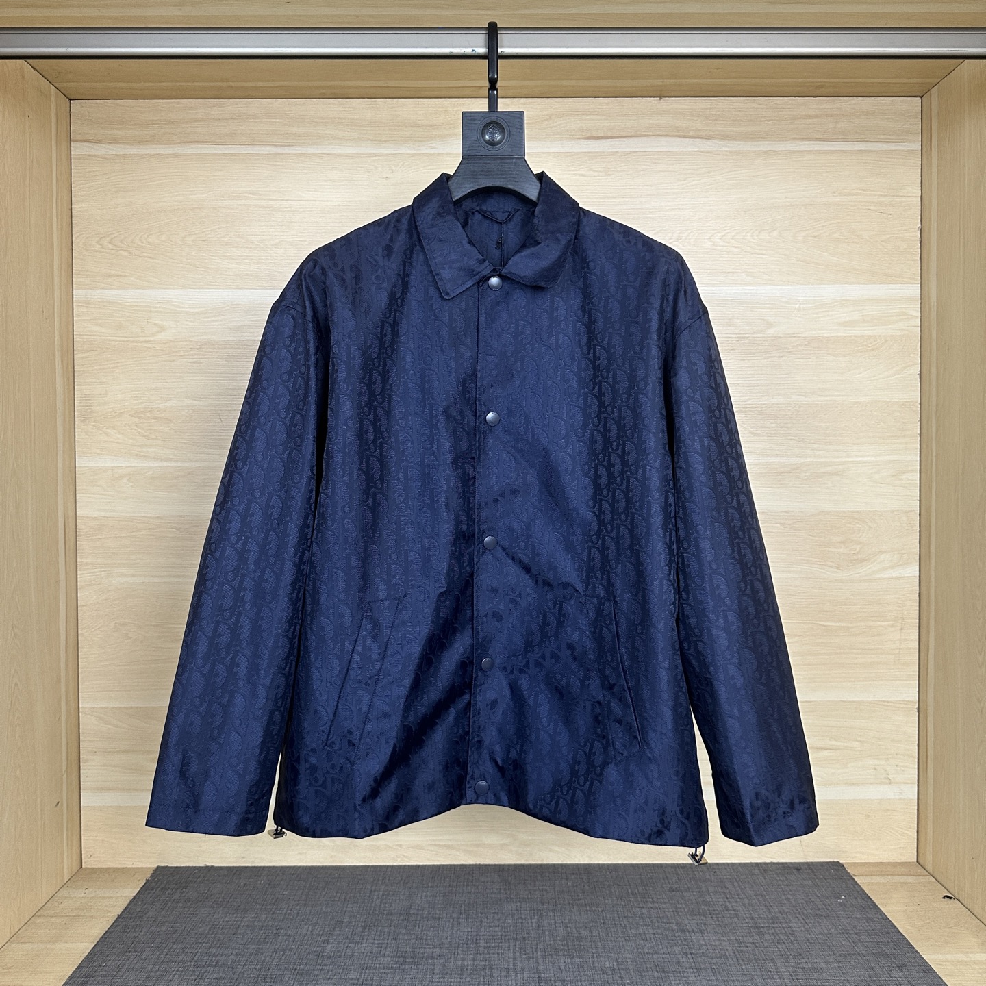 NO:522913,Di* Dior 2025 autumn and winter new style, old-fashioned D-shaped jacket, jacquard fabric composite film waterproof material, inner sleeve, original hardware customization, same style for men and women, details processing, specifications, jacquard composite fabric, number of codes 46 48 50 52,,dior, jackets & coats, jackets & coats, alexander wang19860909Di*迪奥2025秋冬新款 老花D字外套夹克 提花面料复合薄膜防水材质 内套里 原五金定制 男女同款 细节处理  规格提花复合面料 码数46 48 50 52,,dior,jackets & coats,jackets & coats,alexander wang,Men's clothing