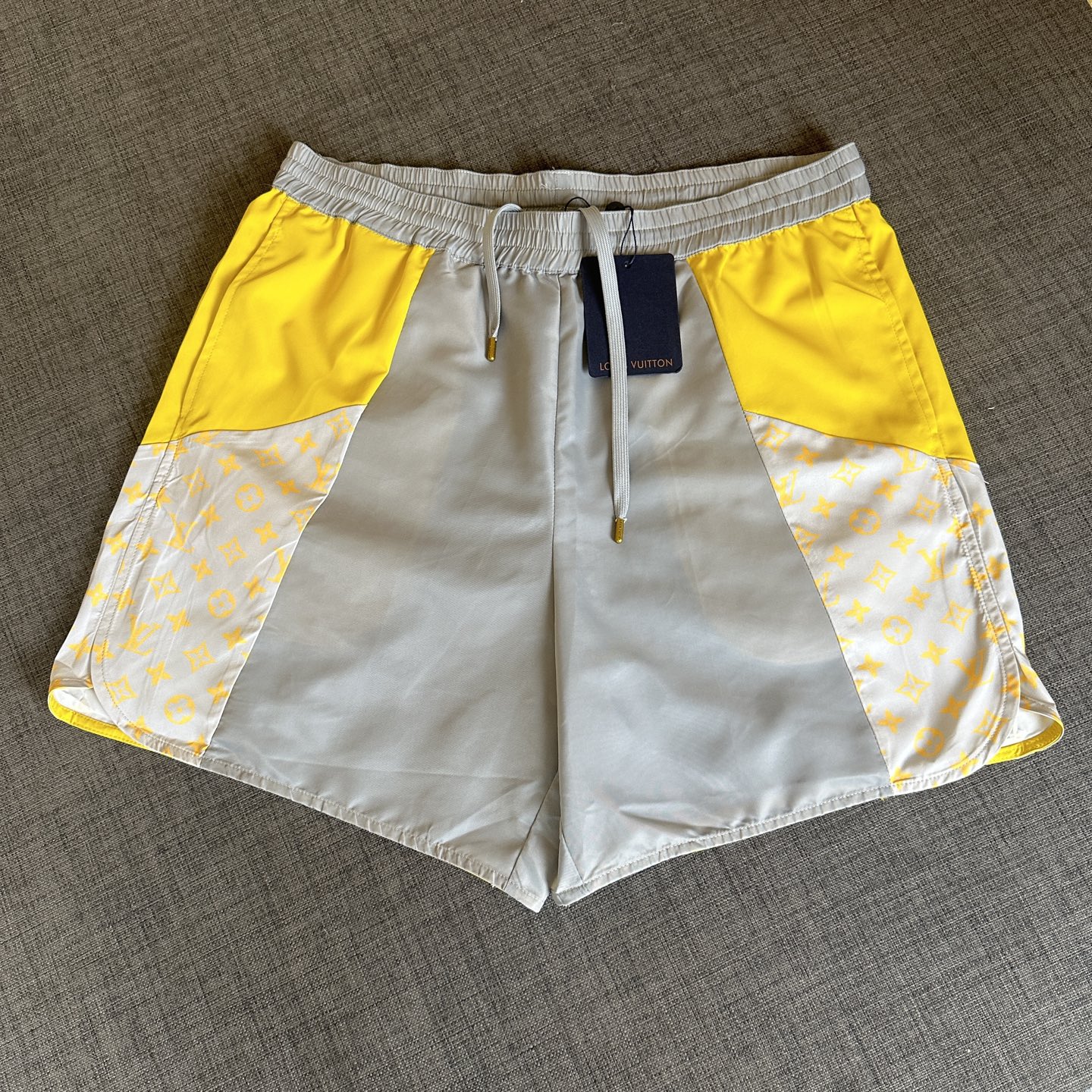 NO:522911,Lois Vitn/Louis 2025 spring and summer new style, spliced ​​old-fashioned beach shorts, classic old-fashioned print, hand-sewn clock, long time, inner sleeve, positioning and cutting, original hardware mold opening, same style for men and women, craft splicing print, size 46 48 50 52,,louis vuitton, shorts,alexander wang19860909Lois Vitn/路易 2025春夏新款 拼接老花沙滩短裤 经典老花印花 手缝吊钟 耗时较长 内套里 定位裁剪 原五金开模 男女同款 工艺拼接印花 尺码46 48 50 52,,louis vuitton,shorts,alexander wang,Men's clothing
