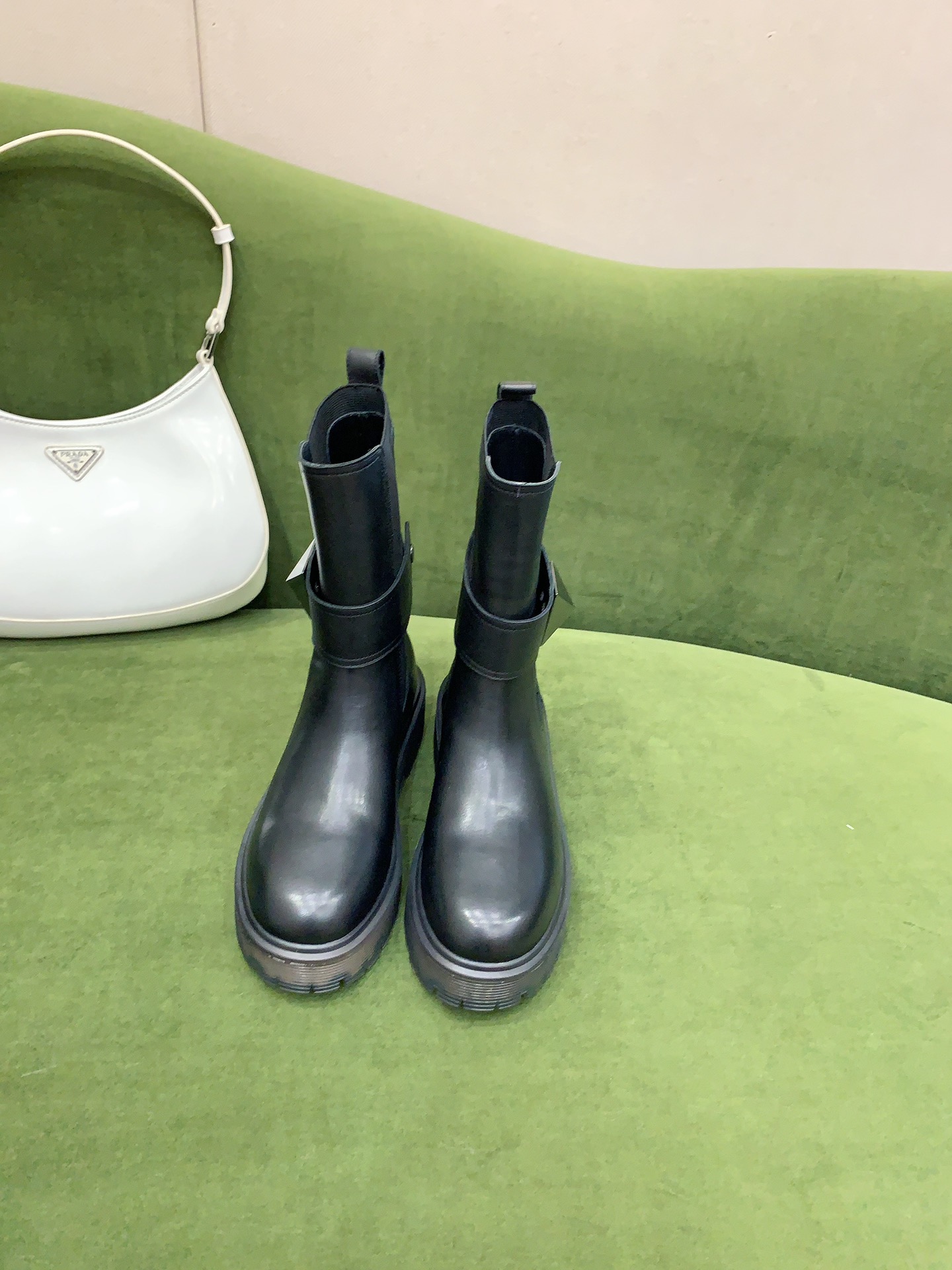 NO:479585,VALENTIN* newest large rivet thick-soled Chelsea boots, rivet straps are removable, one boot and two wear, tough and handsome shoe shape, cool and cool, excellent footwear effect, original calfskin upper, inner footbed sheepskin original open molded sole size 35-39 (40 customized), boots, valentino, boots, cowhide, sheepskin19860909VALENTIN*新款大铆钉厚底切尔西短靴 铆钉带可拆卸 一靴两穿 鞋型硬朗帅气 又酷又飒 上脚效果超赞 鞋面原版小牛皮 内里垫脚羊皮 原版开模大底 码数35-39（40 定做）,靴子,valentino,boots,cowhide,sheepskin,Women's Shoes