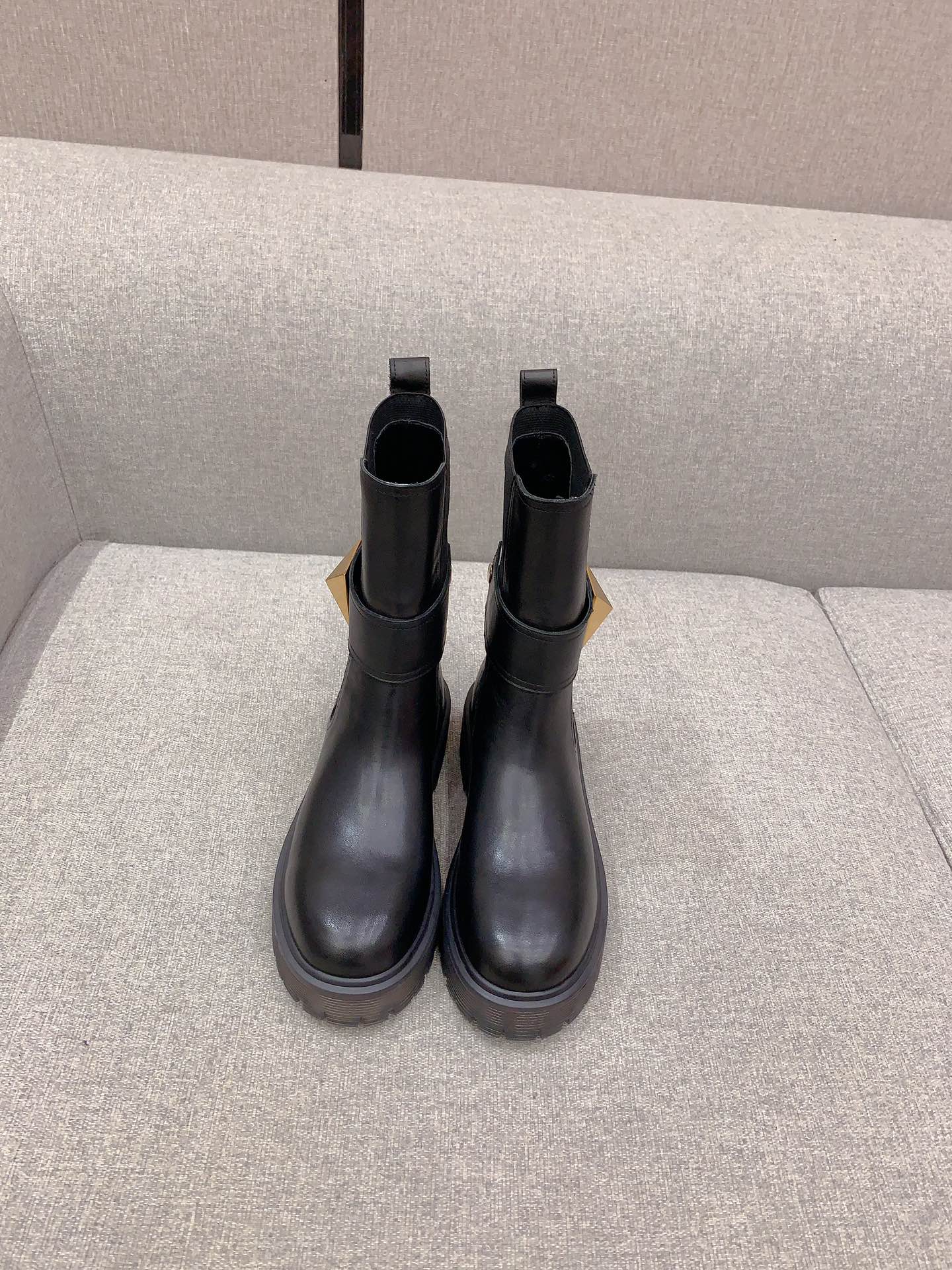 NO:484956,VALENTIN* newest large rivet thick-soled Chelsea boots, rivet straps are removable, one boot and two wear, tough and handsome shoe shape, cool and cool, excellent footwear effect, original calfskin upper, inner footwear sheepskin original mold open sole size 35-39 (40 customized), boots, valentino, boots, cowhide, sheepskin19860909VALENTIN*新款大铆钉厚底切尔西短靴 铆钉带可拆卸 一靴两穿 鞋型硬朗帅气 又酷又飒 上脚效果超赞 鞋面原版小牛皮 内里垫脚羊皮 原版开模大底 码数35-39（40 定做）,靴子,valentino,boots,cowhide,sheepskin,Women's Shoes