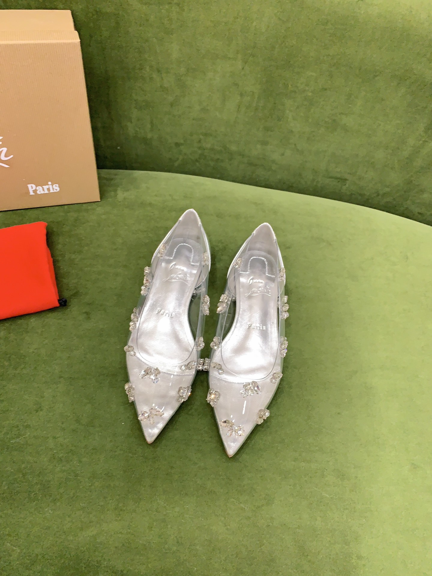 NO:442490,Christian Loubouti* New crystal clear red sole high heels purely hand-stitched super flash crystal gemstones shine brightly rich and charming, interwoven into a fairy tale dream. Upper imported transparent PVC material, footbed sheepskin original imported AR1 top leather outsole heel height flat sole/6.5cm/10.5cm Size 35-39 (34.40.41.42.43 custom made), high heels, sheepskin, Leather soles19860909Christian Loubouti* 新款水晶透明红底高跟鞋 纯手工缝制超闪水晶宝石 闪耀夺目 富贵迷人 交织出童话般的梦境 鞋面进口透明PVC材质 垫脚羊皮 原版进口AR1顶级真皮大底 跟高 平底/6.5cm/10.5cm 尺码35-39（34.40.41.42.43定做）,高跟鞋,high heels,sheepskin,Leather soles,Women's Shoes