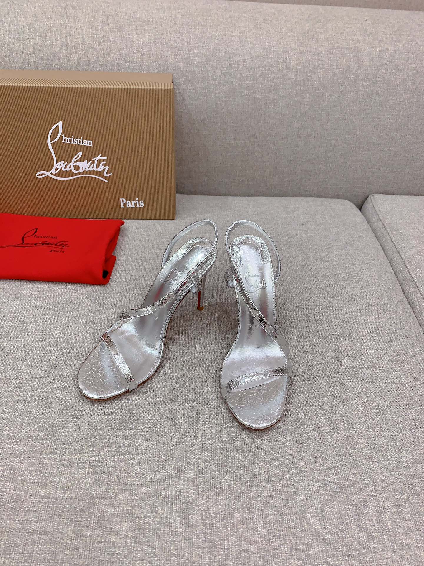 NO:168137,Glossy, diamond face Christian Loubouti* New rhinestone-wrapped high heels sandals with red sole smooth curves outline the graceful style, showing off the sexy style, cowhide upper, inner footbed sheepskin Original imported AR1 top-grade genuine leather outsole heel height 10.5cm Size 35-39 (customized for 34.40.41.42.43), high heels sandals, sandals, high heels, cowhide, sheepskin, Leather soles19860909光面 钻面 Christian Loubouti* 新款水钻绕带红底高跟凉鞋 流畅的曲线勾勒曼妙风情 尽显性感风姿 鞋面牛皮 内里垫脚羊皮 原版进口AR1顶级真皮大底 跟高 跟高10.5cm 尺码35-39（34.40.41.42.43定做）,高跟鞋凉鞋,sandals,high heels,cowhide,sheepskin,Leather soles,Women's Shoes