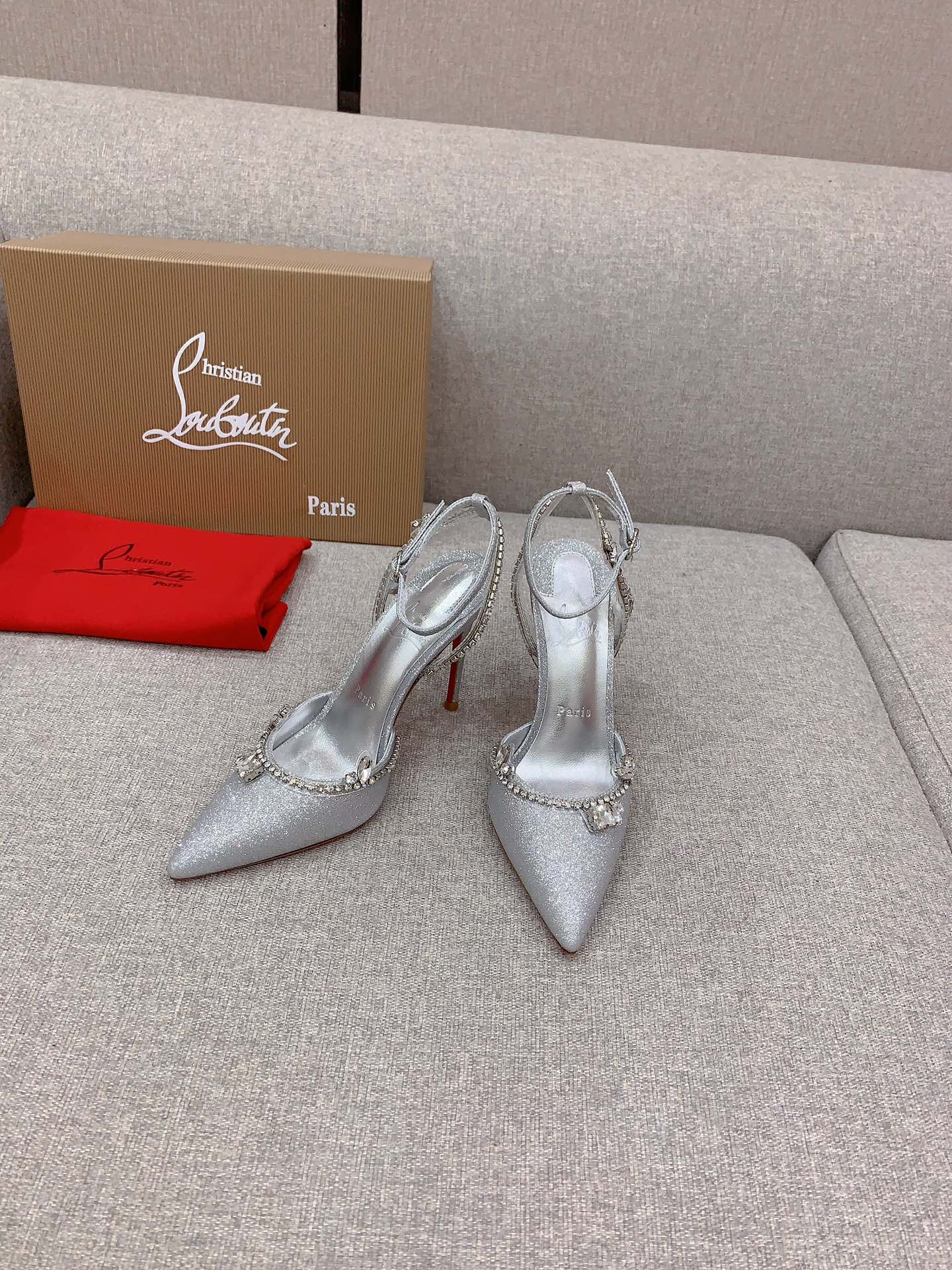 NO:392463,Christian Loubouti* New rhinestone glitter red sole high heels purely hand-sewn super flash crystal gems shine, dazzling, rich and charming, interwoven into a fairy tale dream, original Grit glitter upper, inner footbed sheepskin original imported AR1 top leather outsole heel height 10.5cm size 35-39 (customized for 34.40.41.42.43), high heels, sheepskin, Leather soles19860909Christian Loubouti* 新款水钻闪面红底高跟鞋 纯手工缝制超闪水晶宝石 闪耀夺目 富贵迷人 交织出童话般的梦境 鞋面原版格利特闪面 内里垫脚羊皮 原版进口AR1顶级真皮大底 跟高 跟高10.5cm 尺码35-39（34.40.41.42.43定做）,高跟鞋,high heels,sheepskin,Leather soles,Women's Shoes