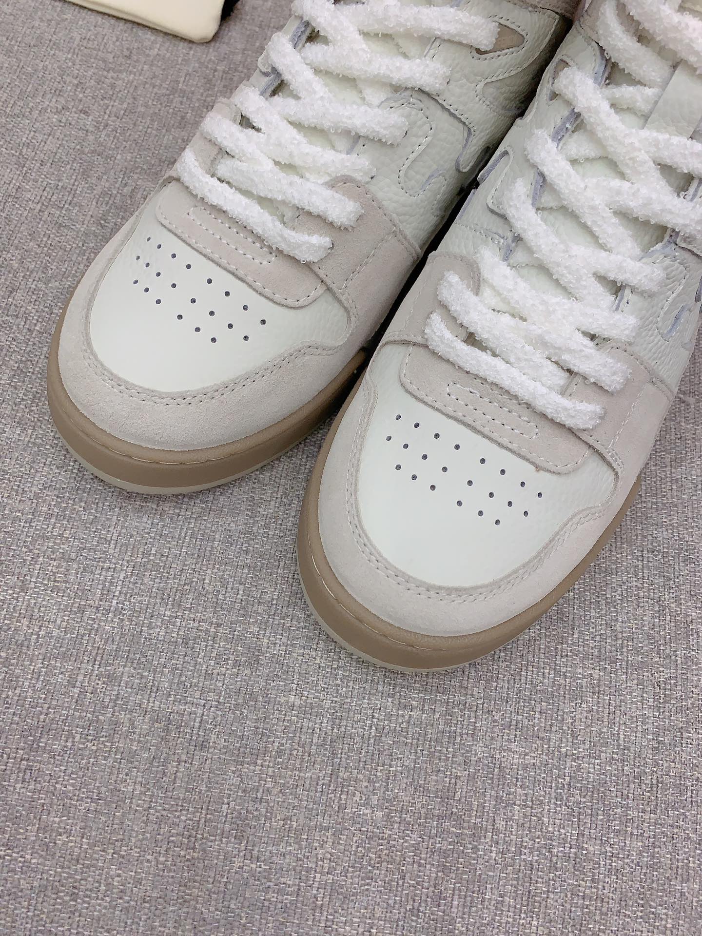 Stylish Shoes Made with Australian Wool for Pink, Black, and White Fashion Lovers - 图片 4