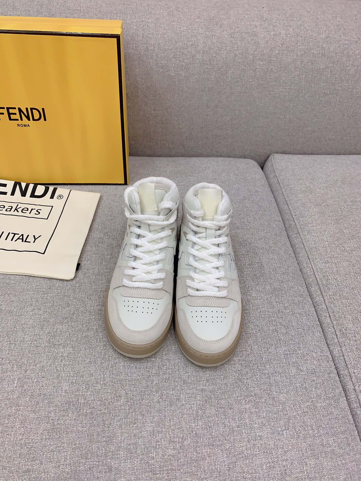 Stylish Shoes Made with Australian Wool for Pink, Black, and White Fashion Lovers - 图片 1