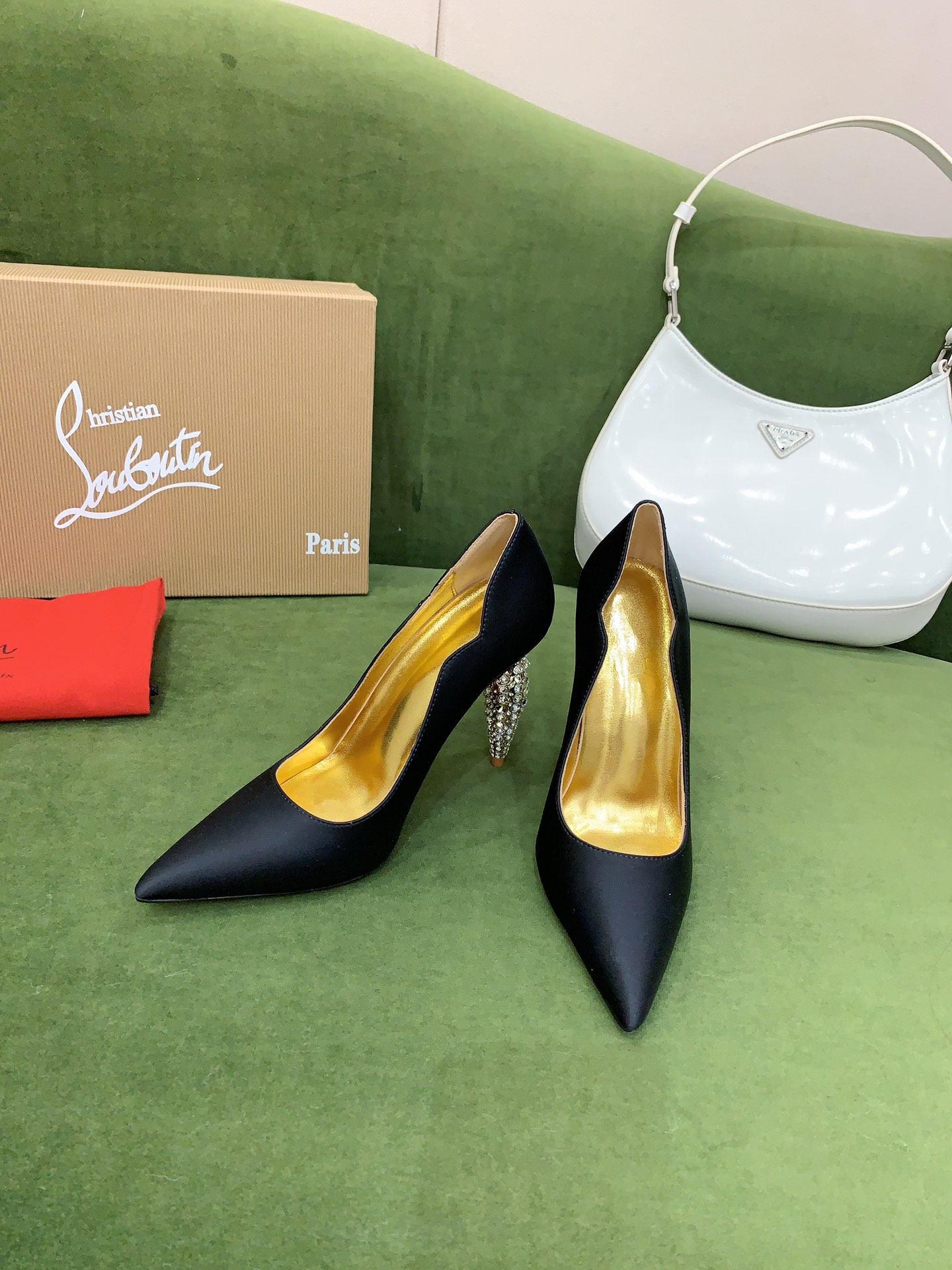 NO:442511,Christian Loubouti* Classic wavy red-soled high heels, the queen's scepter turns into heels, inlaid with crystal, the beauty is extremely beautiful, the smooth curve outlines the graceful style, showing the sexy style, the ever-year classic model, the upper is ox paint/silk/velvet, the inner footbed sheepskin, the original imported AR1 top-grade leather outsole, the heel height is 10cm, the size is 35-39 (customized for 34.40.41.42.43), high heels, sheepskin, real silk, Leather soles19860909Christian Loubouti* 经典波浪边红底高跟鞋  女王权杖化为鞋跟 以水晶镶嵌 美到极致 流畅的曲线勾勒曼妙风情 尽显性感风姿 万年经典款  鞋面牛漆/真丝/丝绒 内里垫脚羊皮 原版进口AR1顶级真皮大底 跟高10cm 尺码35-39（34.40.41.42.43定做）,高跟鞋,high heels,sheepskin,real silk,Leather soles,Women's Shoes