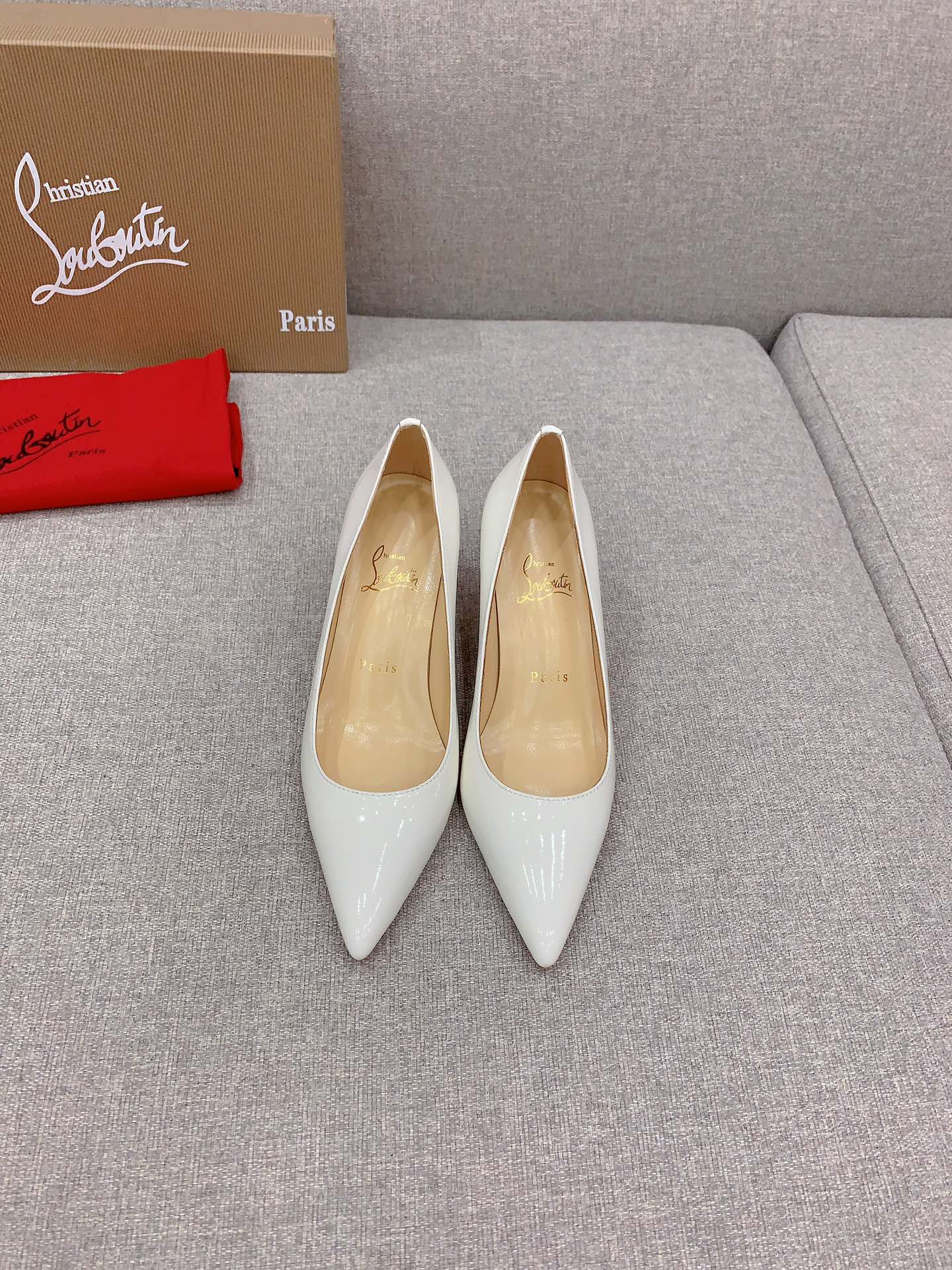 NO:168141,Christian Loubouti* Classic red-soled high heels, smooth curves outline the graceful style, showing the sexy style, a thousand-year-old classic model, upper patent leather, inner footbed sheepskin, original imported AR1 top-grade leather outsole 6.5cm/8.5cm/10.5cm3 heel height, size 35-39 (34.40.41.42.43 custom made), high heels, sheepskin, Leather soles19860909Christian Loubouti* 经典红底高跟鞋 流畅的曲线勾勒曼妙风情 尽显性感风姿 万年经典款 鞋面牛漆皮 内里垫脚羊皮 原版进口AR1顶级真皮大底 6.5cm/8.5cm/10.5cm3种跟高 尺码35-39（34.40.41.42.43定做）,高跟鞋,high heels,sheepskin,Leather soles,Women's Shoes