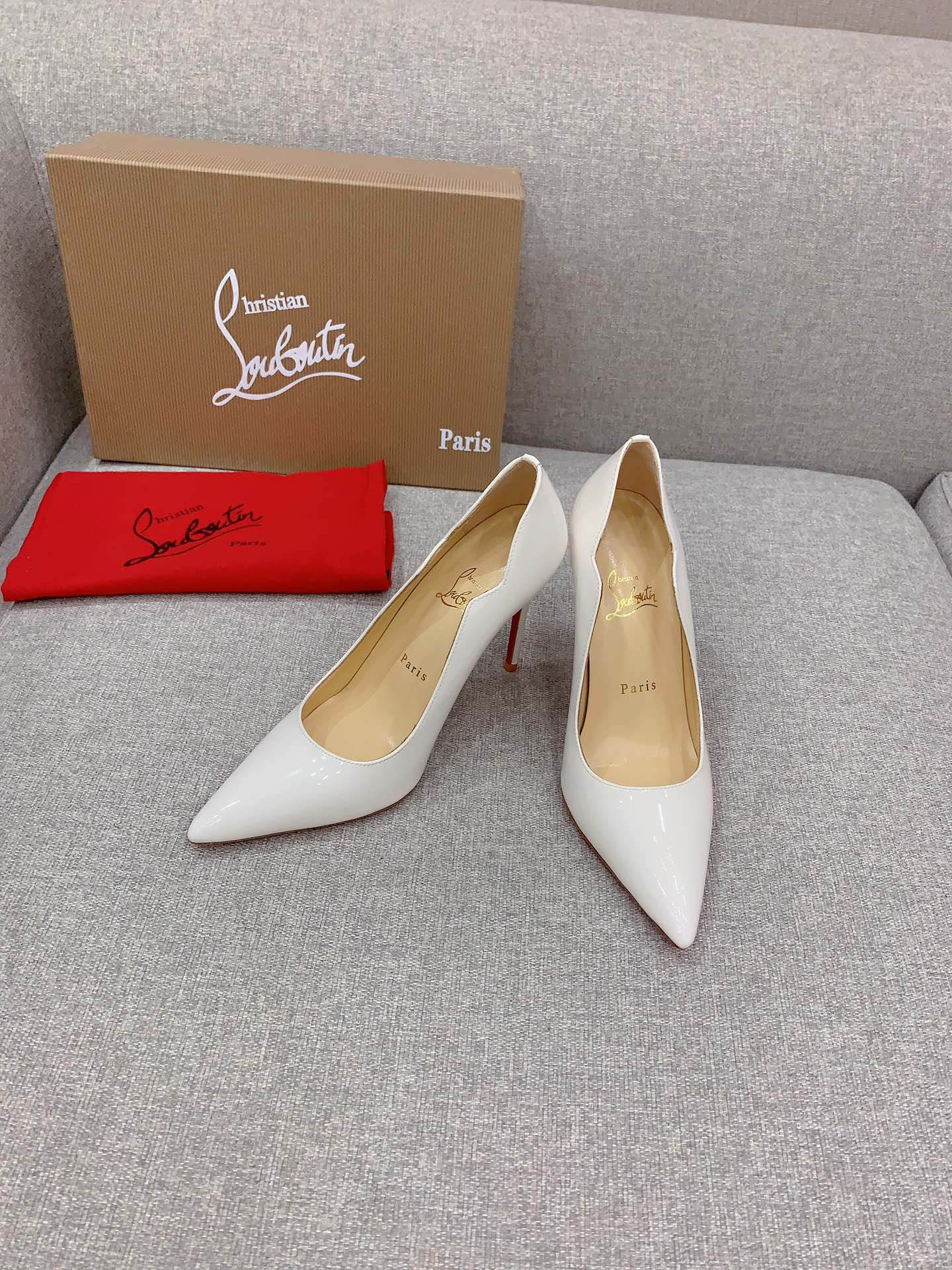 NO:233662,Christian Loubouti* Classic wavy red-soled high heels. The smooth curves outline the graceful style. Show the sexy style. A thousand-year-old classic model. Upper, patent leather, inner footbed sheepskin. Original imported AR1 top-grade leather outsole. Heel height 10.5cm (customized for 6.5cm and 8.5cm) Size 35-39 (customized for 34.40.41.42.43), high heels, sheepskin, Leather soles19860909Christian Loubouti* 经典波浪边红底高跟鞋 流畅的曲线勾勒曼妙风情 尽显性感风姿 万年经典款 鞋面牛漆皮 内里垫脚羊皮 原版进口AR1顶级真皮大底 跟高10.5cm（6.5cm和8.5cm定做） 尺码35-39（34.40.41.42.43定做）,高跟鞋,high heels,sheepskin,Leather soles,Women's Shoes