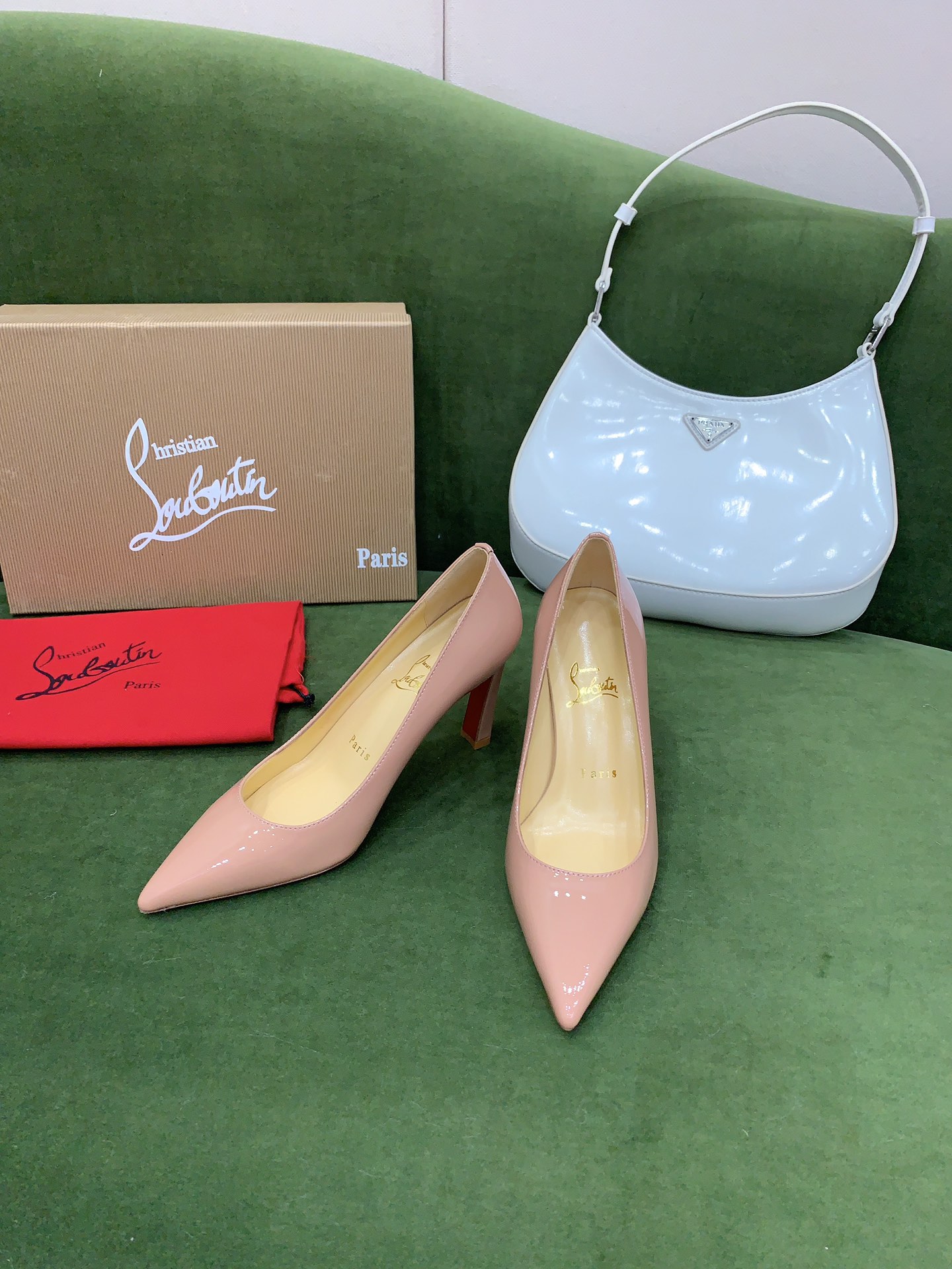 NO:442531,Christian Loubouti* Classic red-soled high heels adopt special-shaped heel design. Smooth curves outline the graceful style. Shows the sexy style. A thousand-year-old classic model. Cowhide upper, inner footbed sheepskin. Original imported AR1 top-grade genuine leather sole. Heel height 10cm. Size 35-39 (customized for 34.40.41.42.43), high heels, high heels, cowhide, sheepskin, Leather soles19860909Christian Loubouti* 经典红底高跟鞋 采用异形跟设计 流畅的曲线勾勒曼妙风情 尽显性感风姿 万年经典款 鞋面牛皮 内里垫脚羊皮 原版进口AR1顶级真皮大底 跟高10cm 尺码35-39（34.40.41.42.43定做）,高跟鞋,high heels,cowhide,sheepskin,Leather soles,Women's Shoes