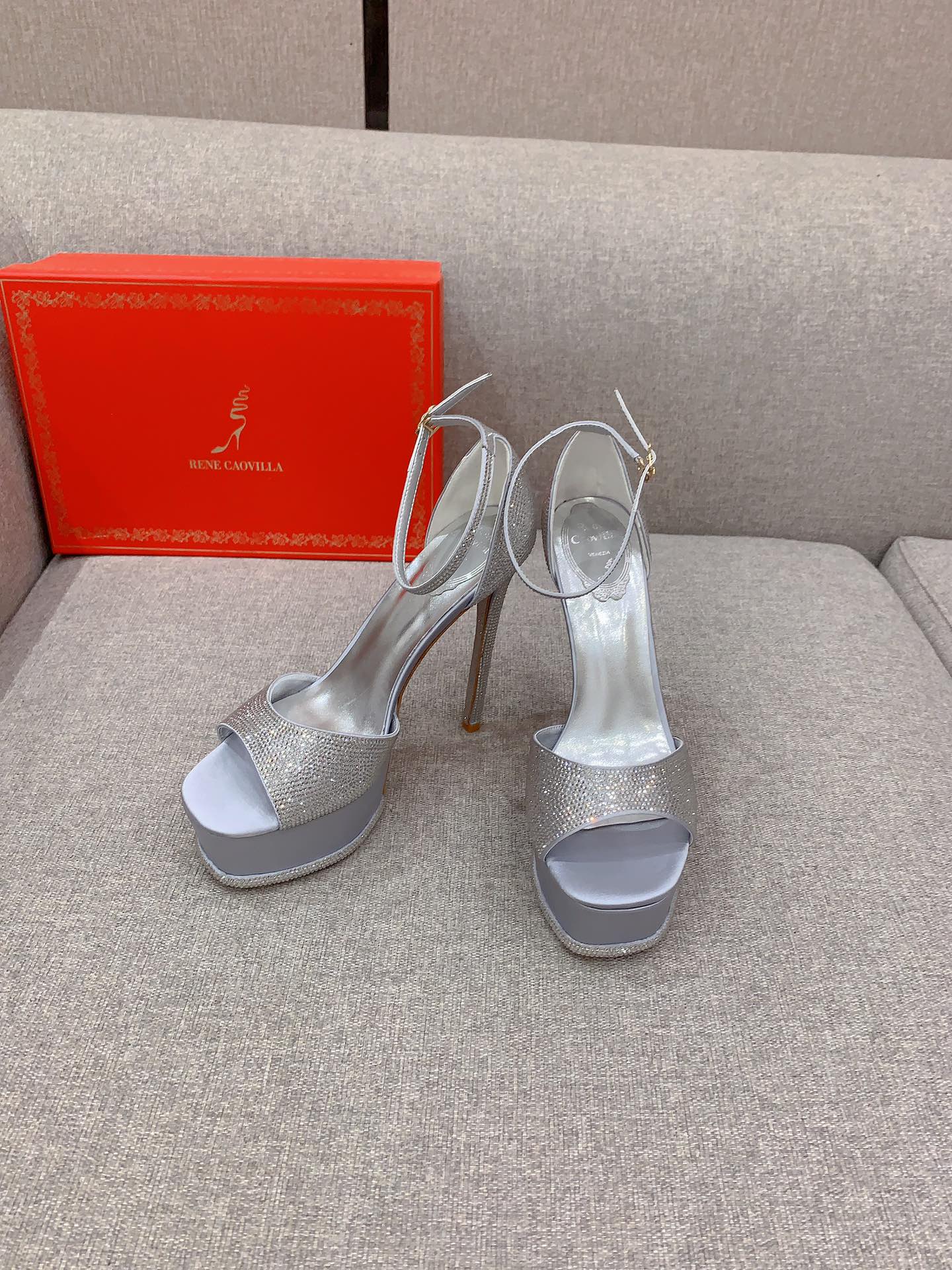 NO:168138,Ren* Caovill* new style of rhinestone water platform hatred sandals. It is perfect for matching with various dresses. Exquisite and shine. Shows unique details and dazzling marks~~ Silk upper with Creole rhinestone pendant. Inner footstepped sheepskin Italian leather outsole. Heel height 14cm (4cm water platform) Size 35-39 (34 40 41 42 43 customized), sandals, sandals, sheepskin, real silk, Leather soles19860909Ren* Caovill*新款水钻水台恨天高凉鞋 搭配各种礼服简直绝配 精致闪耀 展现独特的细节与耀眼的印记～～ 鞋面真丝加克里奥水钻吊坠 内里垫脚羊皮 意大利真皮大底 跟高14cm（水台4cm） 尺码35-39（34 40 41 42 43定做）,凉鞋,sandals,sheepskin,real silk,Leather soles,Women's Shoes