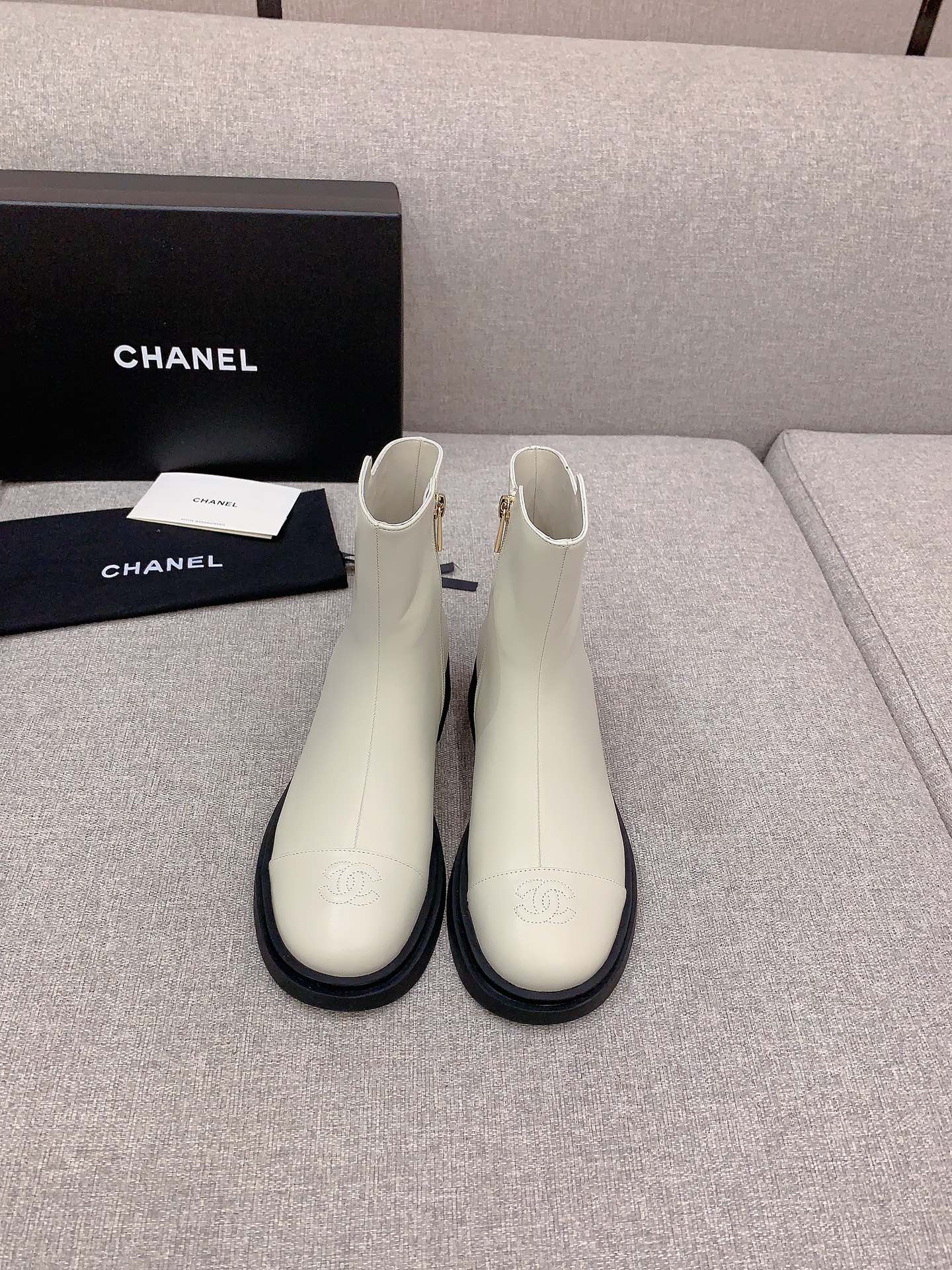 NO:485013,CHANE's newest short boots, classic simple and versatile style, side zippers, easy to put on and take off, soft sheepskin, inner footbed sheepskin, Italian leather outsole, size 35-39 (40 41 custom made), boots, chanel, boots, sheepskin, Leather soles19860909CHANE*新款短靴 经典简约百搭款 侧拉链方便穿脱 鞋面柔软羊皮 内里垫脚羊皮 意大利真皮大底 尺码35-39（40 41定做）,靴子,chanel,boots,sheepskin,Leather soles,Women's Shoes