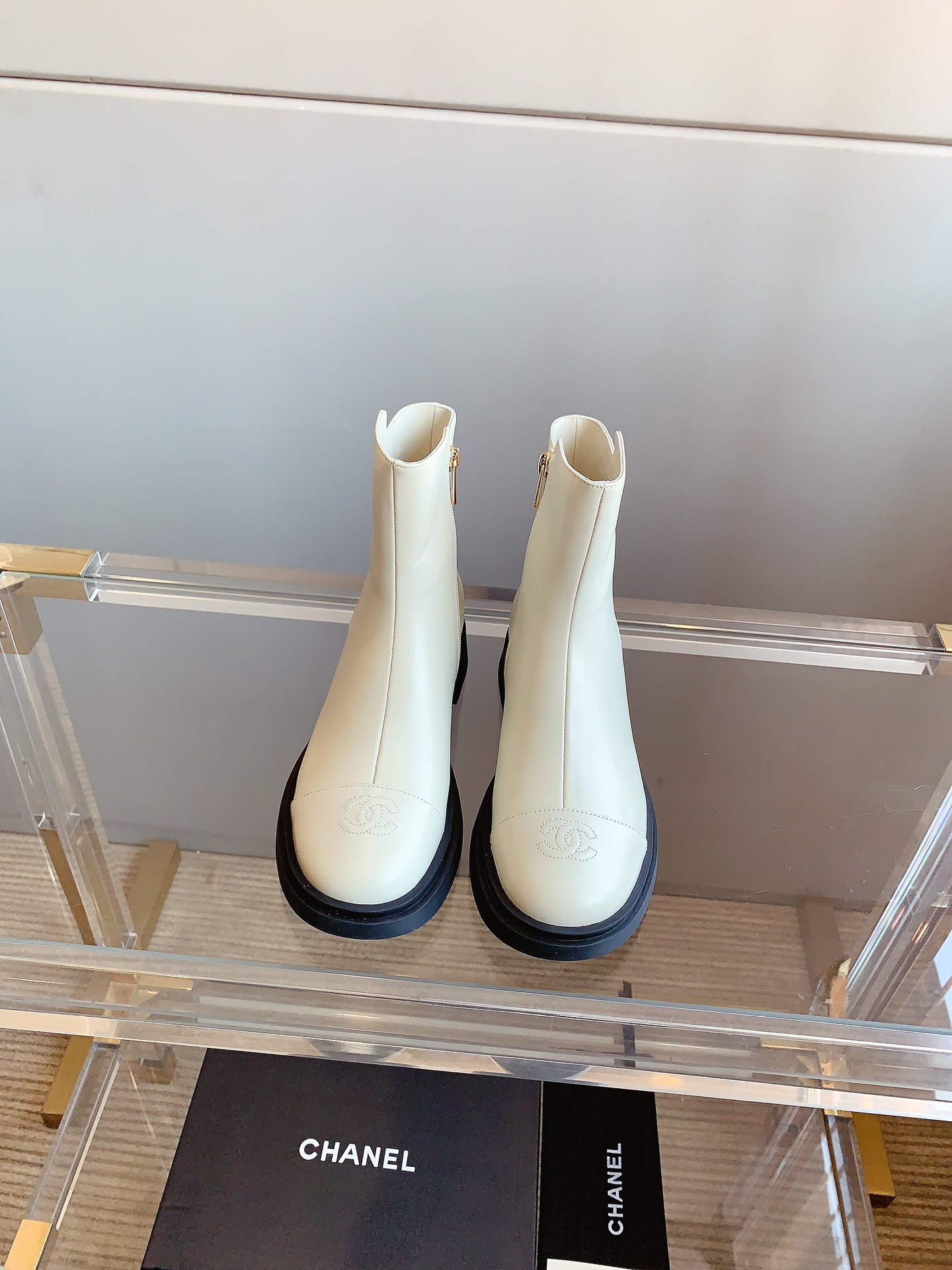 NO:479559,CHANE's newest short boots, classic simple and versatile style, side zippers, easy to put on and take off, soft sheepskin, inner footbed sheepskin, Italian leather outsole, size 35-39 (40 41 custom made), boots, chanel, boots, sheepskin, Leather soles19860909CHANE*新款短靴 经典简约百搭款 侧拉链方便穿脱 鞋面柔软羊皮 内里垫脚羊皮 意大利真皮大底 尺码35-39（40 41定做）,靴子,chanel,boots,sheepskin,Leather soles,Women's Shoes