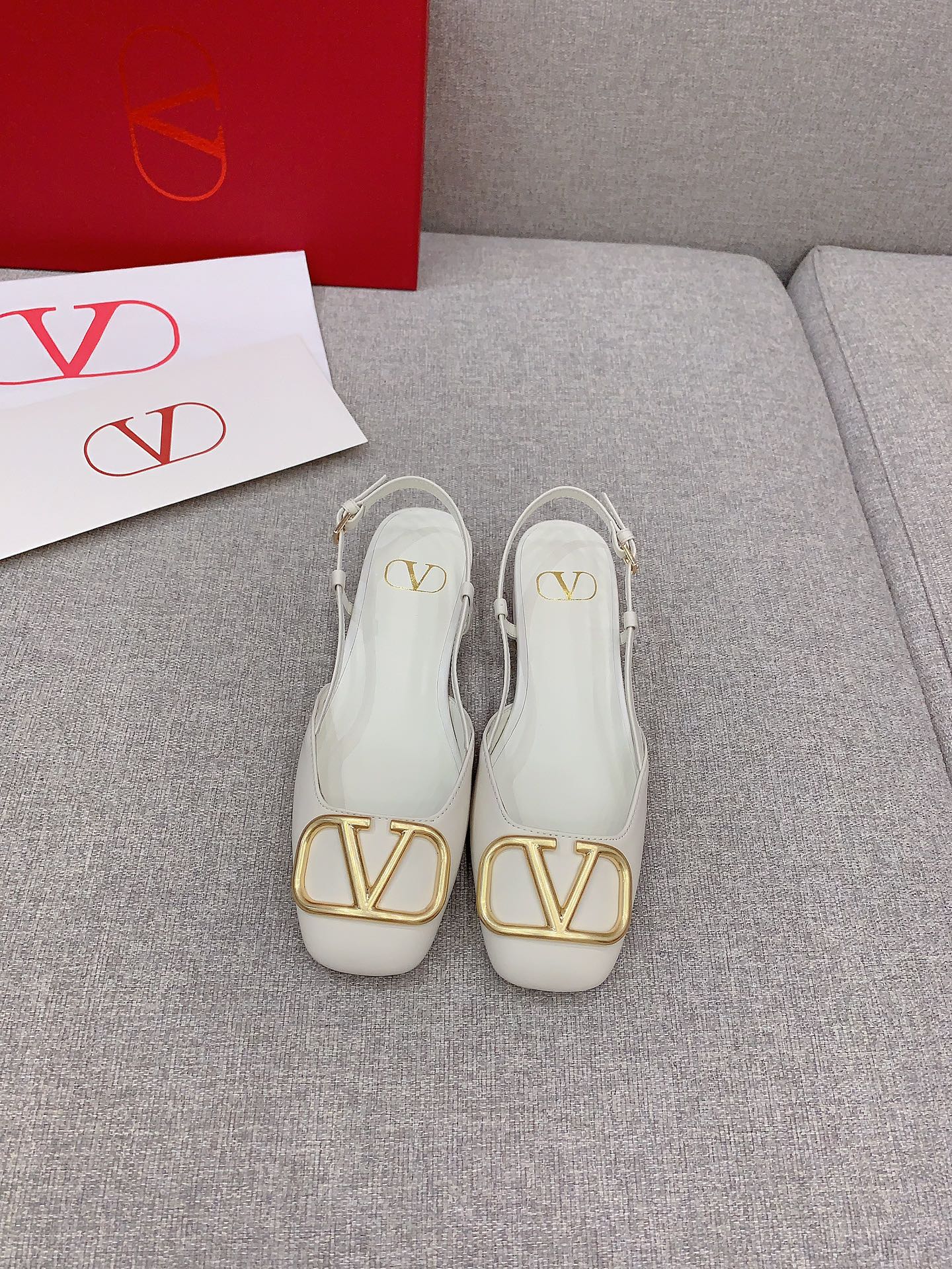 NO:252196,VALENTIN* newest square-toe low-heeled empty shoes, classic V-buckle decoration, age-reducing and versatile, upper cowhide, ZP molded hardware buckle, inner foot pad sheepskin, Italian leather outsole, size 35-39 (40 41 42 customized), sandals, valentino, sandals, cowhide, sheepskin, Leather soles19860909VALENTIN*新款方头低跟后空鞋 经典Ｖ扣装饰 减龄又百搭 鞋面牛皮 ZP开模五金扣 内里垫脚羊皮 意大利真皮大底 尺码35-39（40 41 42定做）,凉鞋,valentino,sandals,cowhide,sheepskin,Leather soles,Women's Shoes