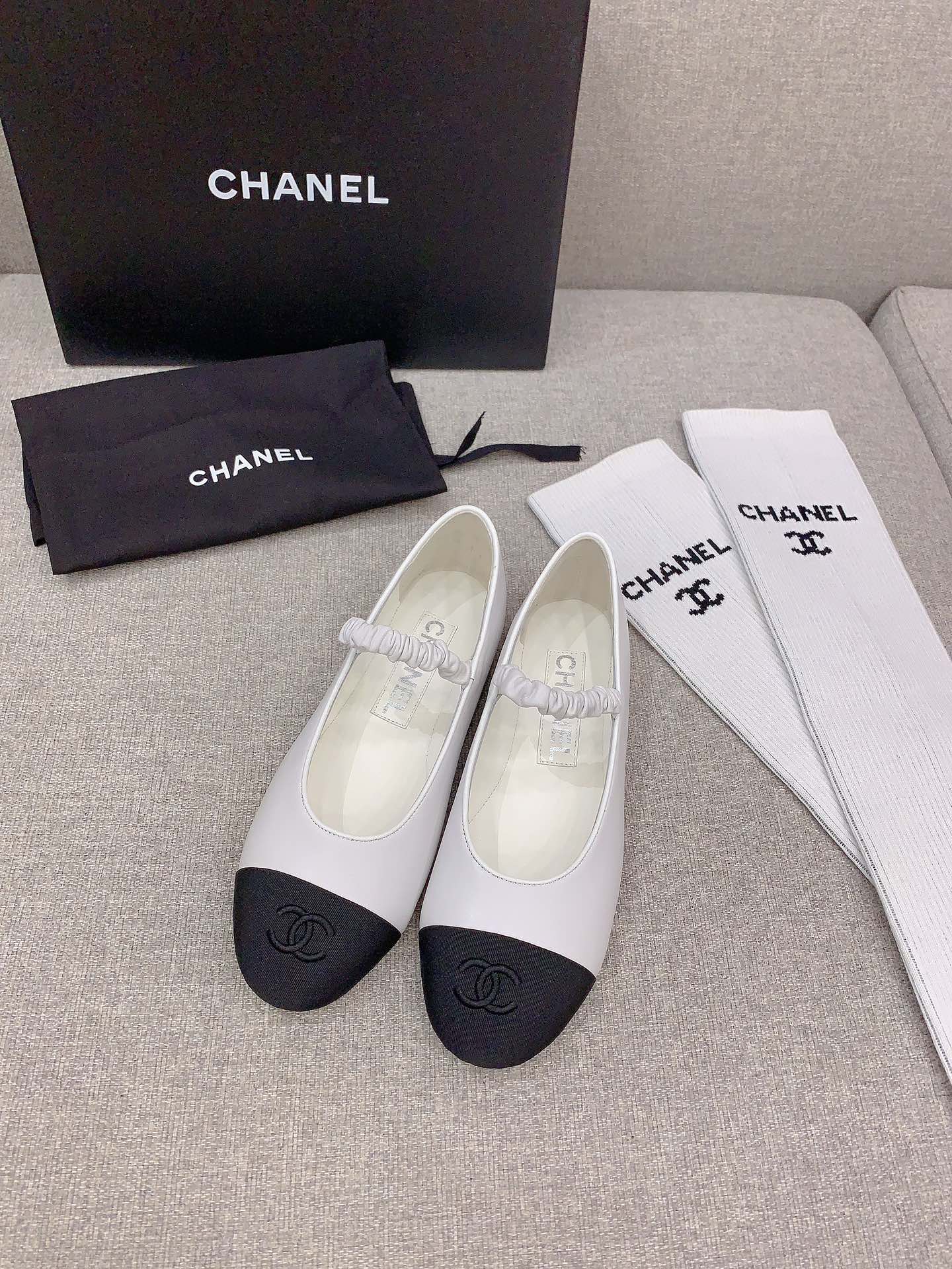 NO:252208,(30 socks are needed) CHANE's newest flat-soled Mary Jane shoes, paired with small-scented logo knitted socks, so good-looking, so love it, super soft lambskin, inner foot padded lambskin Italian leather outsole size 35-39 (40 41 custom made), ballet shoes, chanel, mary jane, sheepskin, Leather soles, socks19860909（要袜子30） CHANE*新款平底玛丽珍鞋 搭配小香logo针织袜 上脚乖到不行 太爱了 鞋面超软小羊皮 内里垫脚羊皮 意大利真皮大底 尺码35-39（40 41定做）,芭蕾舞鞋,chanel,mary jane,sheepskin,Leather soles,socks,Women's Shoes