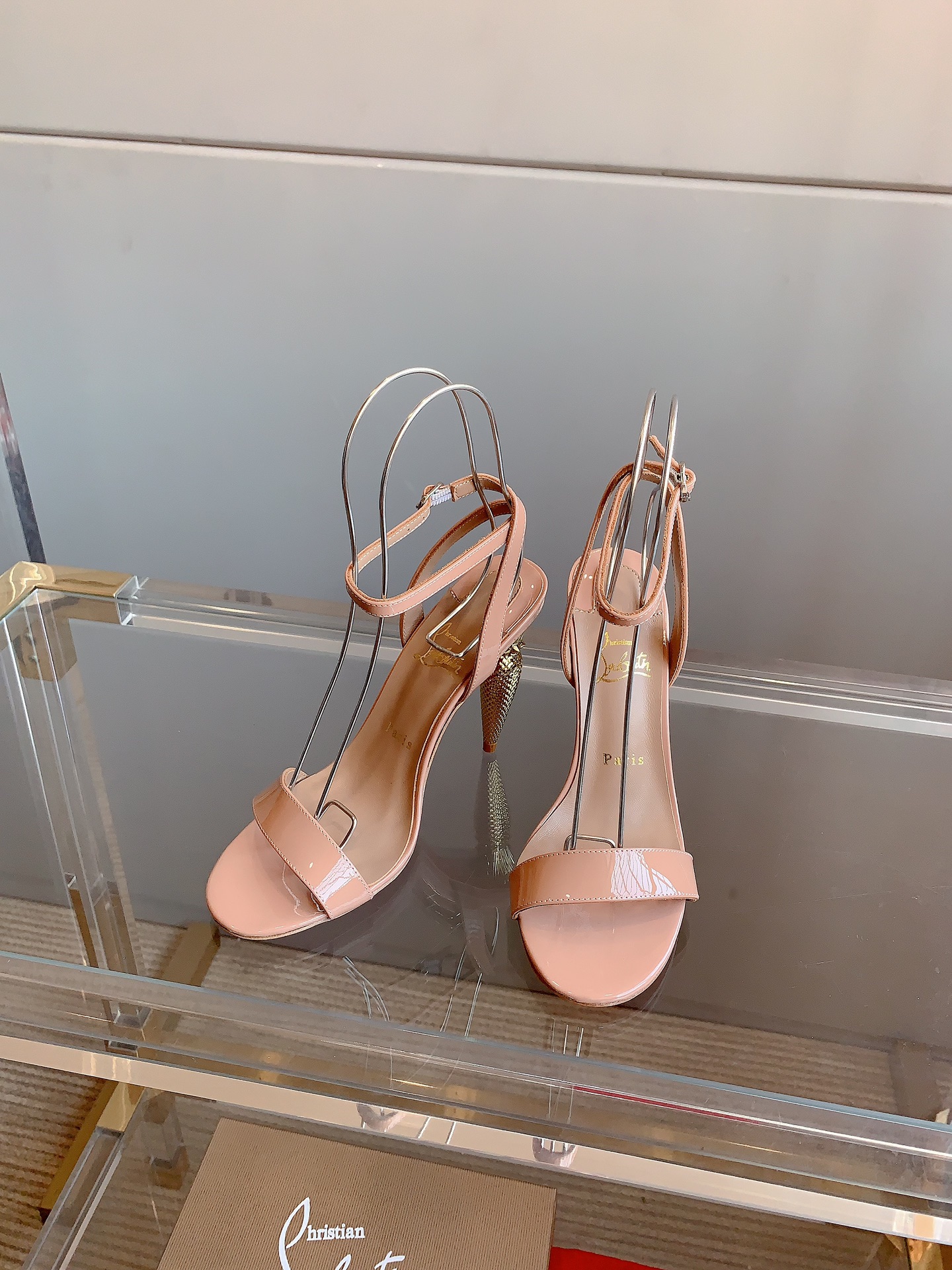 NO:442555,Christian Loubouti* Classic lipstick heels high heels sandals The queen scepter turns into heels. The smooth curves outline the graceful style and show the sexy style. The classic style of the whole year. The upper is ox patent leather, the inner footbed sheepskin. The original imported AR1 top-grade leather outsole. Heel height 10cm. Size 35-39 (customized for 34.40.41.42.43), high heels, sandals, high heels, sheepskin, Leather soles19860909Christian Loubouti* 经典口红跟高跟凉鞋  女王权杖化为鞋跟 美到极致 流畅的曲线勾勒曼妙风情 尽显性感风姿 万年经典款  鞋面牛漆皮 内里垫脚羊皮 原版进口AR1顶级真皮大底 跟高10cm 尺码35-39（34.40.41.42.43定做）,高跟鞋,sandals,high heels,sheepskin,Leather soles,Women's Shoes