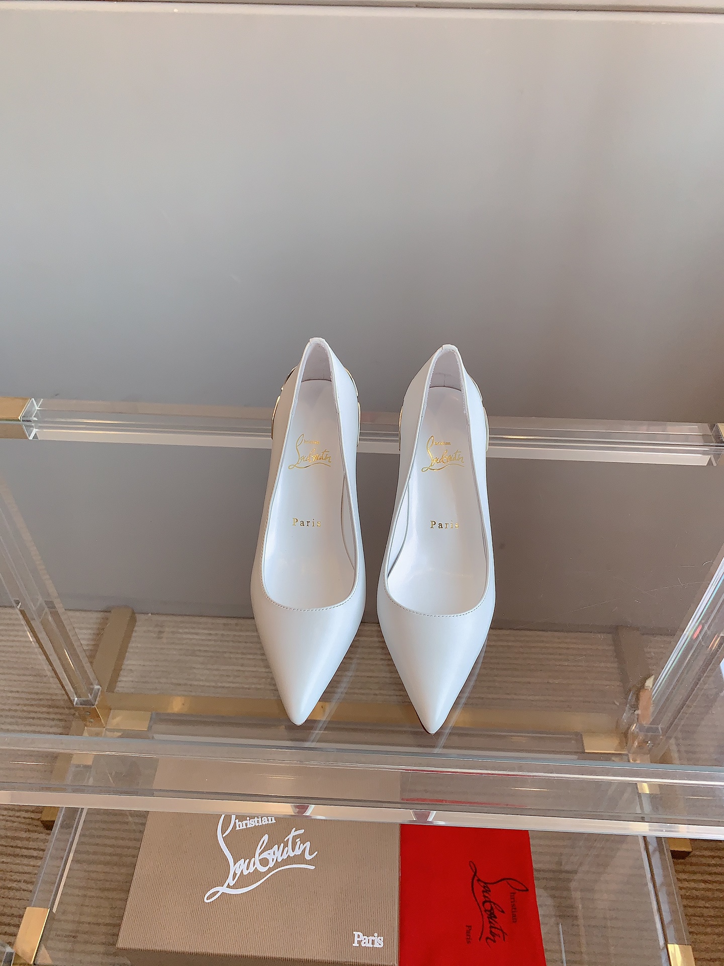 NO:442560,Christian Loubouti* New red-soled high heels The flower heel design is very distinctive. The smooth curve outlines the graceful style and shows the sexy style. A thousand-year-old classic model. Imported water-dyed sheepskin on the upper. Inner footbed sheepskin. Original imported AR1 top-grade leather outsole. Heel height 8.5cm. Size 35-39 (customized for 34.40.41.42.43), high heels, sheepskin, Leather soles19860909Christian Loubouti* 新款红底高跟鞋 花朵鞋跟设计非常有特点 流畅的曲线勾勒曼妙风情 尽显性感风姿 万年经典款 鞋面进口水染羊皮 内里垫脚羊皮 原版进口AR1顶级真皮大底 跟高8.5cm 尺码35-39（34.40.41.42.43定做）,高跟鞋,high heels,sheepskin,Leather soles,Women's Shoes