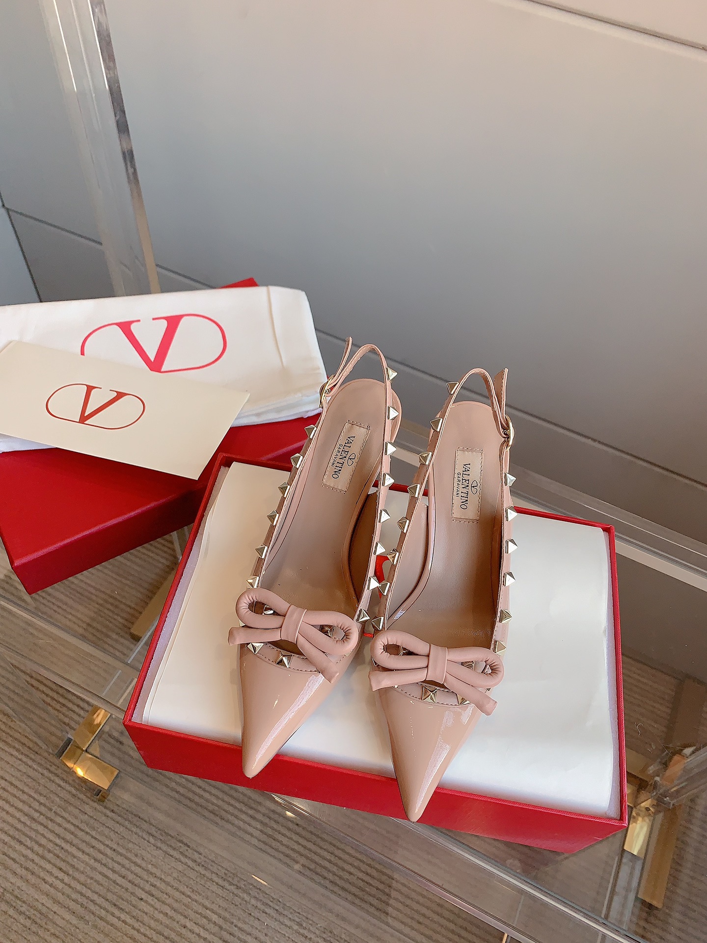 NO:468142,VALENTIN's newest bow rivet high heels. The rivets are matched with ballet shoes. They make people look at it. They are simply sweet and cool. They can be salty and sweet. My dream shoes. Upper, patent leather, inner footbed sheepskin, heel height 7.5cm Italian leather outsole. Size 35-39 (40 41 42 customized), high heels, sandals, valentino, sandals, high heels, sheepskin, Leather soles19860909VALENTIN*新款蝴蝶结铆钉高跟鞋 铆钉搭配芭蕾舞鞋元素 让人眼前一看 简直就是甜美酷酷的完美适配 可盐可甜 我的梦中情鞋 鞋面牛漆皮 内里垫脚羊皮 跟高7.5cm 意大利真皮大底 尺码35-39（40 41 42定做）,高跟鞋凉鞋,valentino,sandals,high heels,sheepskin,Leather soles,Women's Shoes