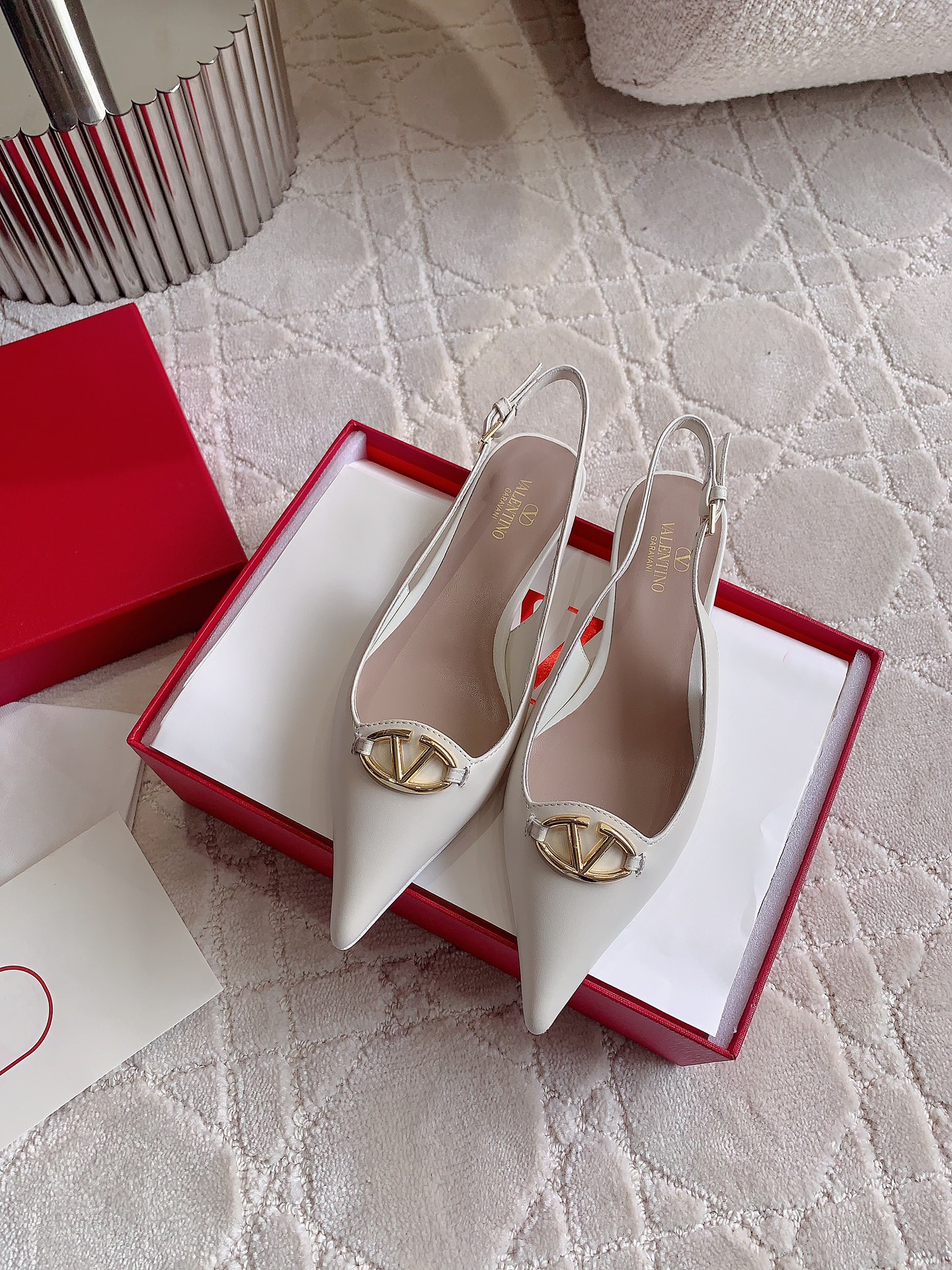 NO:468149,VALENTIN* newest catwalk tip-toe heel series, so hard that the shoe shape is so beautiful that it is back to the body this season. Explore the beauty of the female body and find the sense of comfort and freedom. There is no high heel. It is replaced by flat sole. Calfskin, inner footbed sheepskin. Italian leather outsole. Size 35-39 (40 41 42 customized), sandals, valentino, sandals, cowhide, sheepskin, Leather soles19860909VALENTIN*新款走秀尖头小跟系列 狠狠种草 鞋型美到心巴上了本季回归身体本身 探寻女性身体之美 寻觅舒适自由的形态意识 没有高鞋跟 取而代之的是平底 鞋面小牛皮 内里垫脚羊皮 意大利真皮大底 尺码35-39（40 41 42定做）,凉鞋,valentino,sandals,cowhide,sheepskin,Leather soles,Women's Shoes