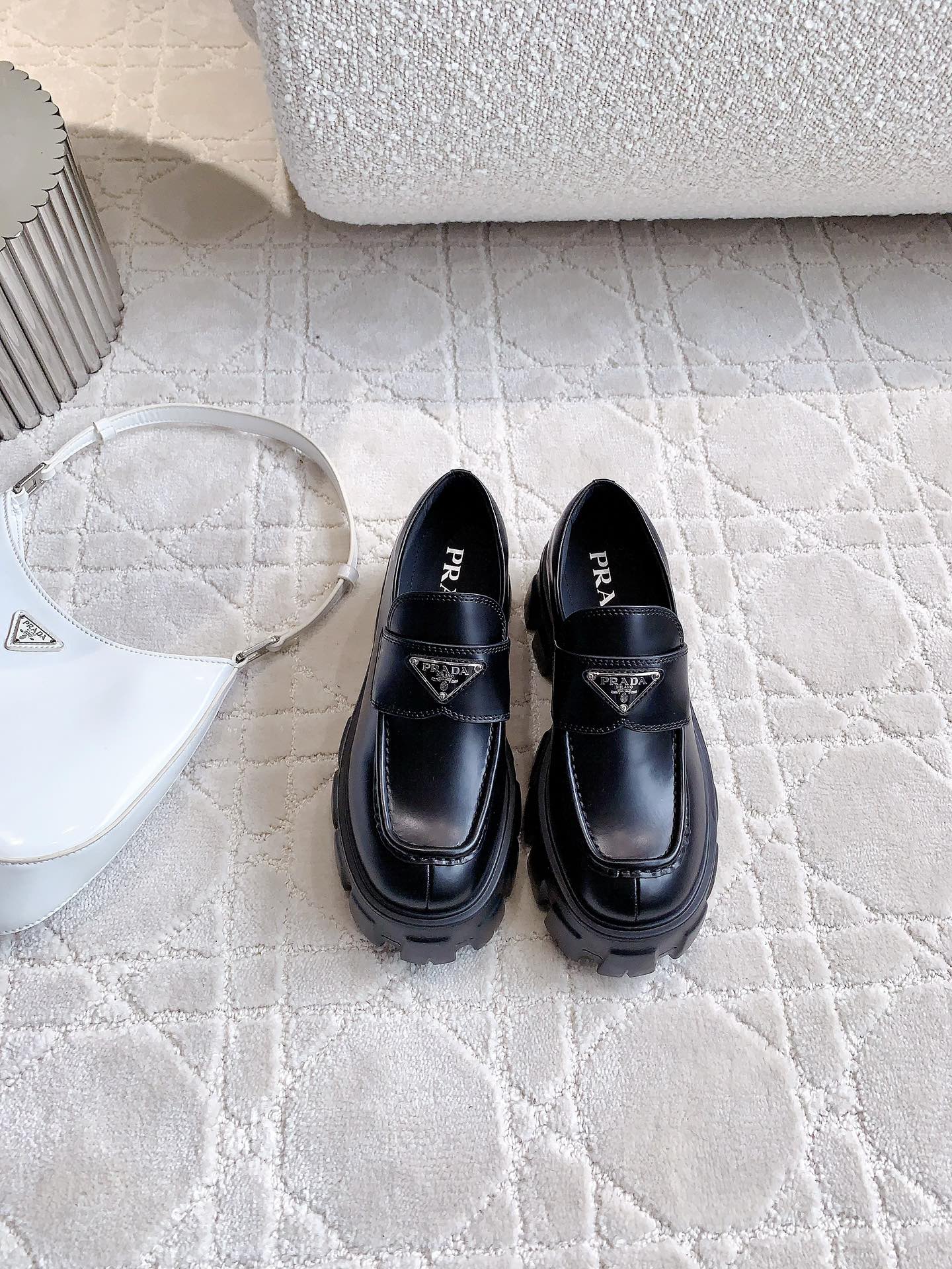 NO:252217,Top version PRAD* classic triangle-shaped thick-soled loafers original development Top quality!  The benefits of small girls are here. I will become longer legs in seconds when I put my feet on!  The shoes are very light and not heavy at all!  Top-grade open-edge beaded cowhide, inner foot pad mixed-bred sheepskin, original mold opening TPU foam lightweight sole, size 35-39 (34 40 41 customized), loafers, prada, loafers, cowhide, sheepskin19860909顶级版本 PRAD*经典三角标厚底乐福鞋 原版开发 顶级品质！ 小个子女生的福利来啦 上脚秒变大长腿！鞋子非常轻便一点都不厚重哦！ 鞋面顶级开边珠牛皮 内里垫脚混种羊皮 原版开模TPU发泡轻便大底 码数35-39（34 40 41定做）,乐福鞋,prada,loafers,cowhide,sheepskin,Women's Shoes