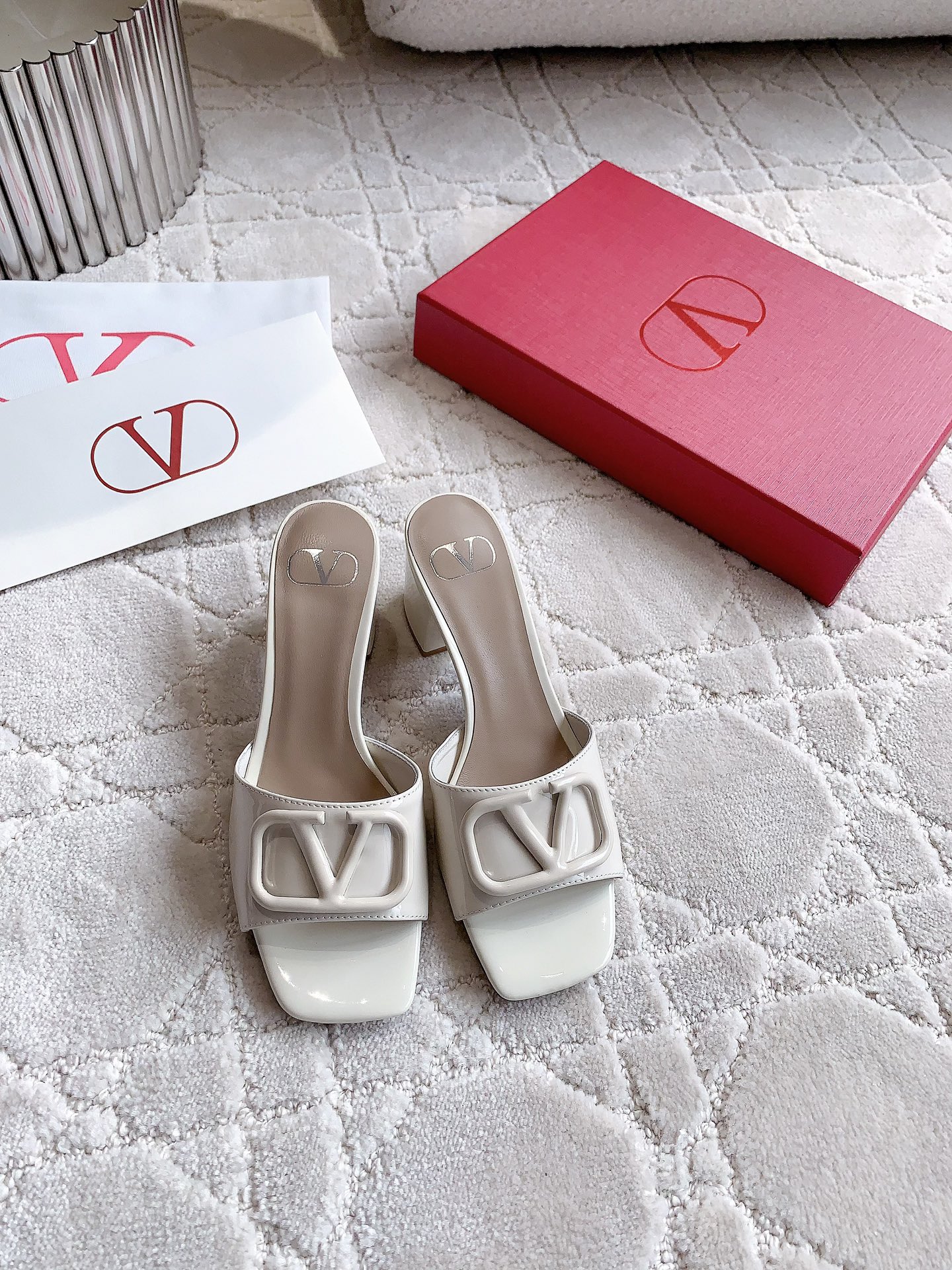 NO:817459,VALENTIN* new square toe V buckle thick heel slippers, classic V buckle decoration, age-reducing and versatile, cow patent leather upper, ZP molded hardware buckle, sheepskin lining, Italian genuine leather outsole, heel height 7.5cm, size 35-39 (40 41 42 customized), slippers, valentino, slippers, sheepskin, Leather soles19860909VALENTIN*新款方头Ｖ扣粗跟拖鞋 经典Ｖ扣装饰 减龄又百搭 鞋面牛漆皮 ZP开模五金扣 内里垫脚羊皮 意大利真皮大底 跟高7.5cm 尺码35-39（40 41 42定做）,拖鞋,valentino,slippers,sheepskin,Leather soles,Women's Shoes