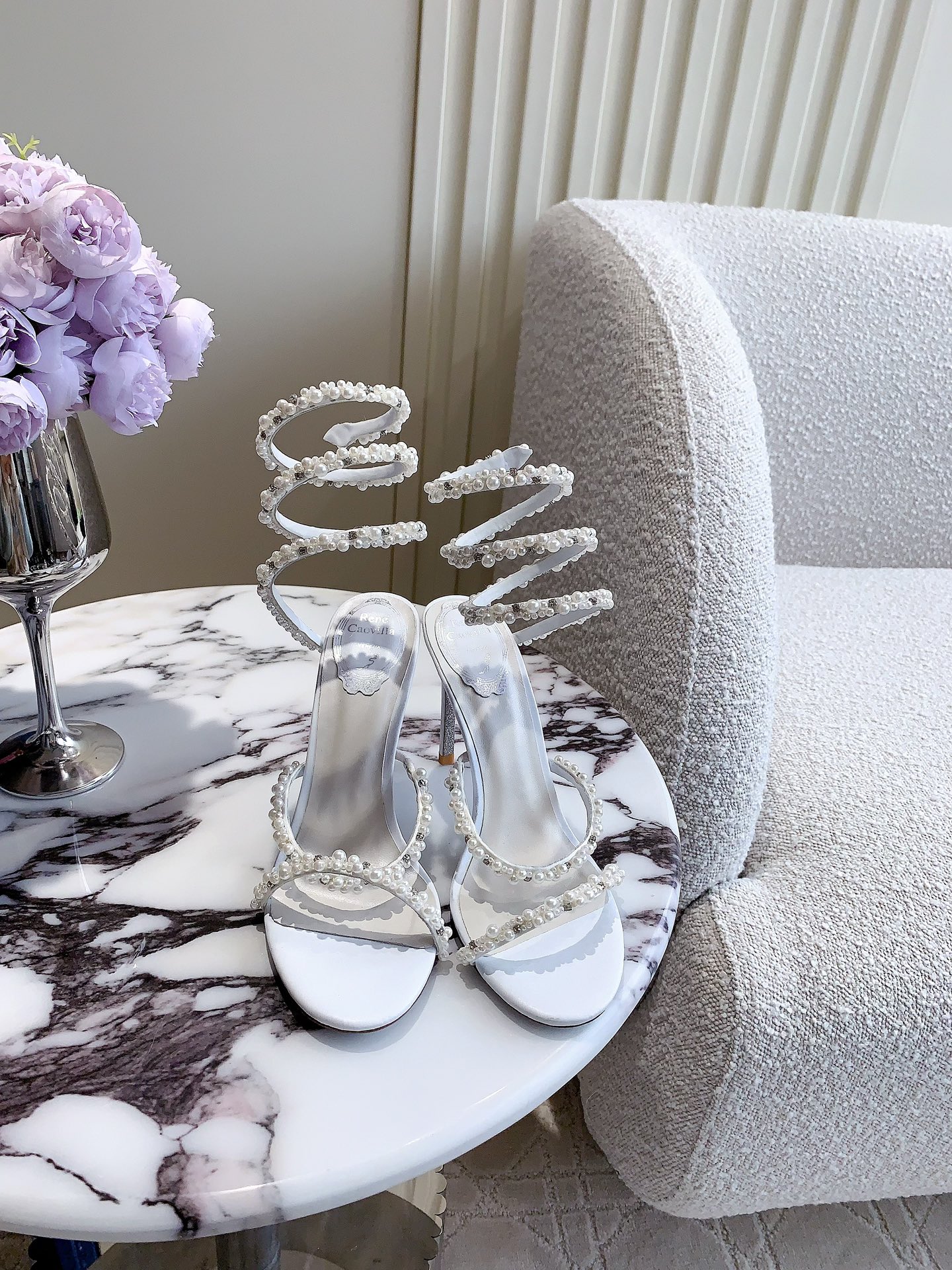 NO:560065,Low-heeled high-heeled Ren* Caovill* snake-shaped pearl high-heeled sandals. The upper feet are full of fairy spirit. They can be called handicrafts!   The upper is purely hand-stitched with pearls, padded sheepskin, Italian genuine leather outsole, heel height 4.5cm/9.5cm, size 35-39 (34 40 41 42 43 customized), sandals, sandals, sheepskin, Leather soles19860909矮跟 高跟 Ren* Caovill*蛇形珍珠高跟凉鞋 上脚仙气十足 堪称工艺品！  鞋面纯手工缝制珍珠 垫脚羊皮 意大利真皮大底 跟高4.5cm/9.5cm 码数35-39（34 40 41 42 43定做）,凉鞋,sandals,sheepskin,Leather soles,Women's Shoes