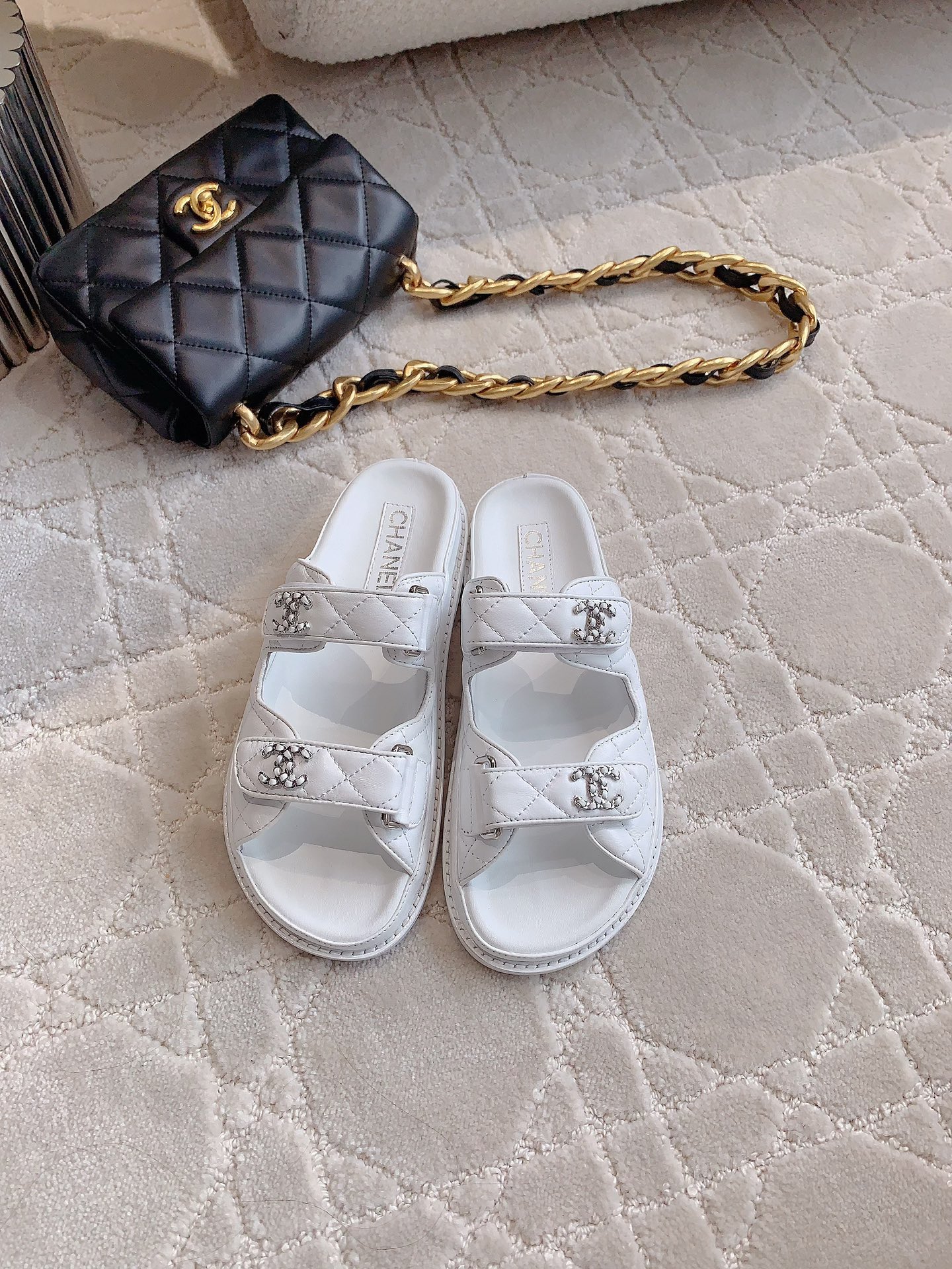 NO:256885,CHANE* new upgraded Velcro slippers top quality!  Simple and versatile single item, the love of domestic and foreign celebrities!   Upper sheepskin ZP mold opening hardware buckle inner foot pad sheepskin Italian leather outsole size 35-39 (40 41 custom made), slippers, chanel, slippers, sheepskin, Leather soles19860909CHANE*新款升级版魔术贴拖鞋 顶级品质！简约百搭单品 国内外明星网红的超爱！  鞋面羊皮 ZP开模五金扣 内里垫脚羊皮 意大利真皮大底 码数35-39（40 41定做）,拖鞋,chanel,slippers,sheepskin,Leather soles,Women's Shoes