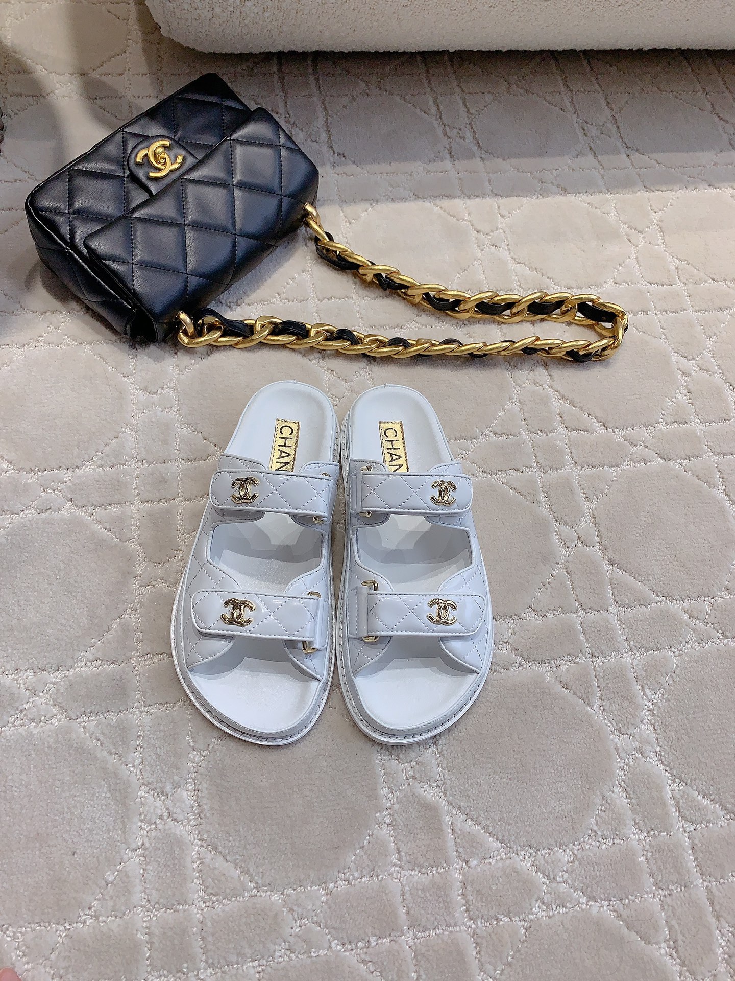 NO:468026,CHANE* new upgraded Velcro slippers top quality!  Simple and versatile single item, the love of domestic and foreign celebrities!   Upper sheepskin ZP mold opening hardware buckle inner foot pad sheepskin Italian leather outsole size 35-39 (40 41 custom made), slippers, chanel, slippers, sheepskin, Leather soles19860909CHANE*新款升级版魔术贴拖鞋 顶级品质！简约百搭单品 国内外明星网红的超爱！  鞋面羊皮 ZP开模五金扣 内里垫脚羊皮 意大利真皮大底 码数35-39（40 41定做）,拖鞋,chanel,slippers,sheepskin,Leather soles,Women's Shoes