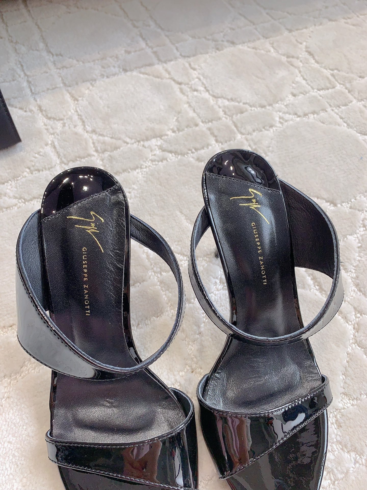 New Original Giuseppe Zanotti Heels: Sharp and Star-Studded Fashion Statement - 图片 7