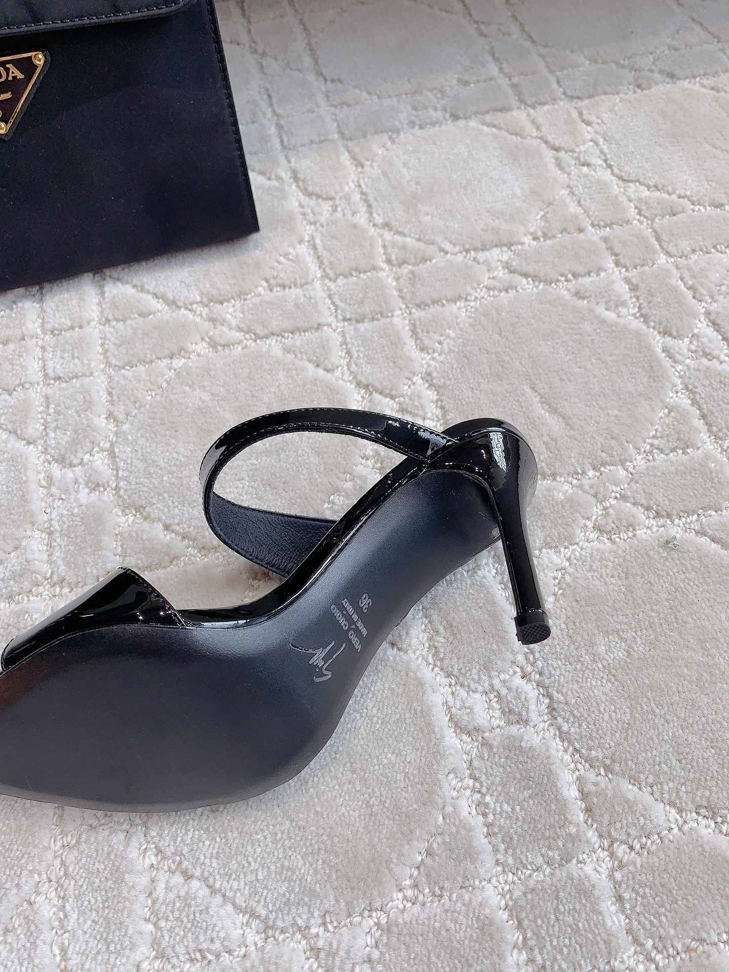 New Original Giuseppe Zanotti Heels: Sharp and Star-Studded Fashion Statement - 图片 9
