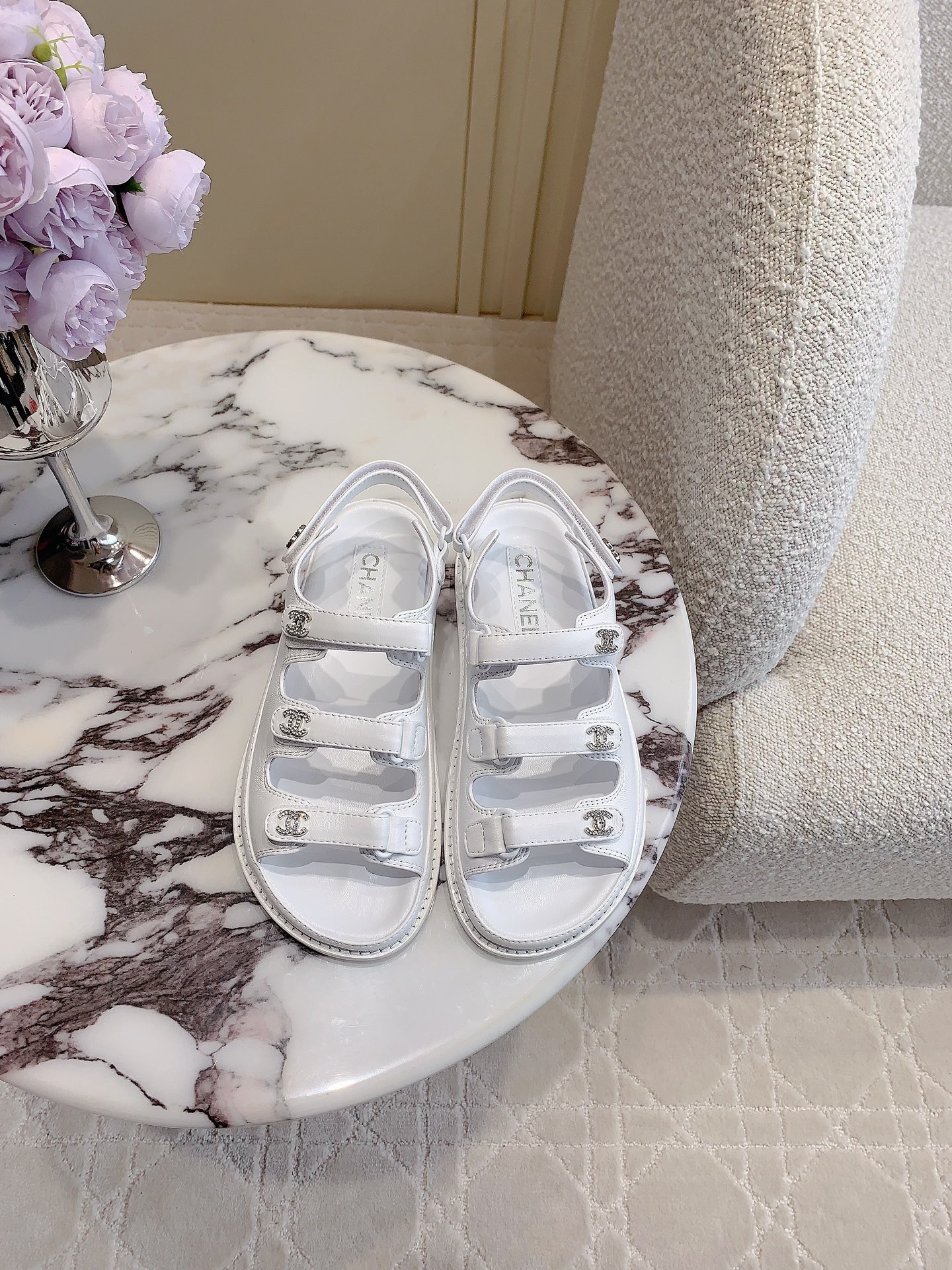 NO:468105,CHANE* new upgraded Velcro sandals top quality!  Three-belt Velcro design, paired with small logo diamond buckle, full of exquisiteness, the love of domestic and foreign celebrities!   Upper sheepskin ZP mold opening hardware buckle inner foot pad sheepskin Italian leather outsole size 35-39 (40 41 custom made), sandals, chanel, sandals, sheepskin, Leather soles19860909CHANE*新款升级版魔术贴凉鞋 顶级品质！三带魔术贴设计 搭配小logo钻扣 精致感满满 国内外明星网红的超爱！  鞋面羊皮 ZP开模五金扣 内里垫脚羊皮 意大利真皮大底 码数35-39（40 41定做）,凉鞋,chanel,sandals,sheepskin,Leather soles,Women's Shoes