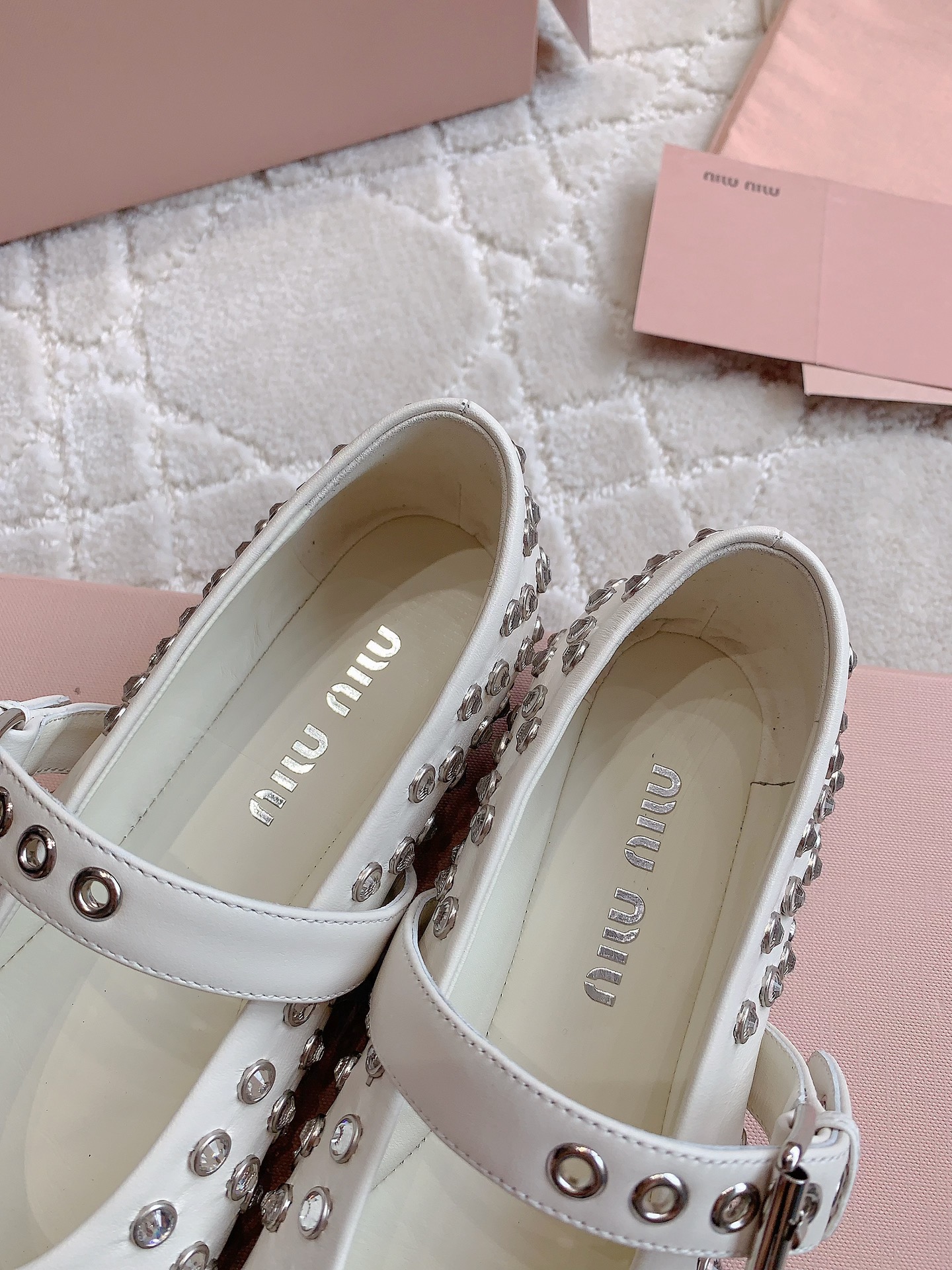 Luxurious Miu Ballet Flats: Sweet and Cool Dream Shoes with Salty Skin Texture. - 图片 7