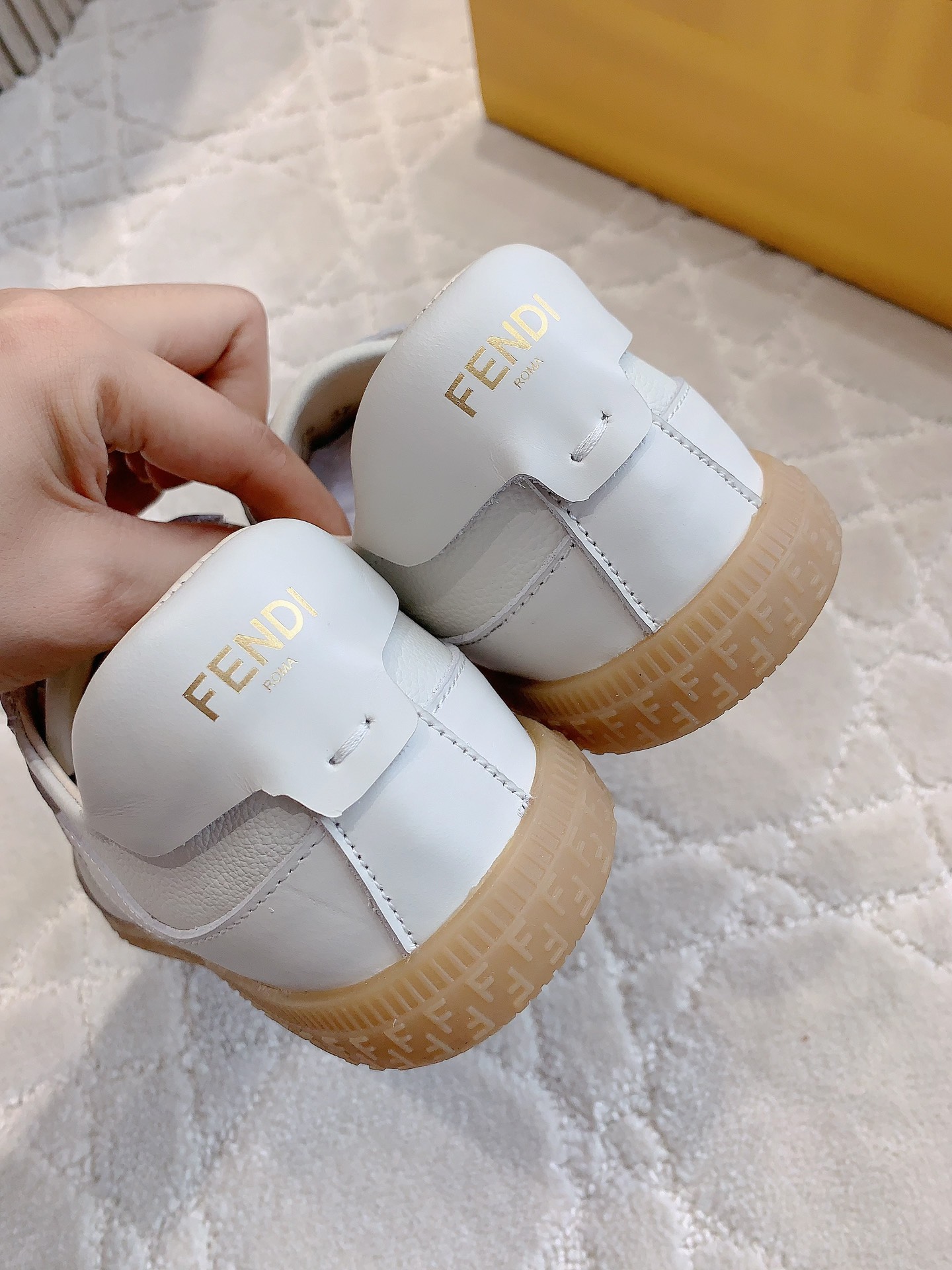 New White Shoes with Classic Style and Comfortable Design in Sizes 35-39 - 图片 7