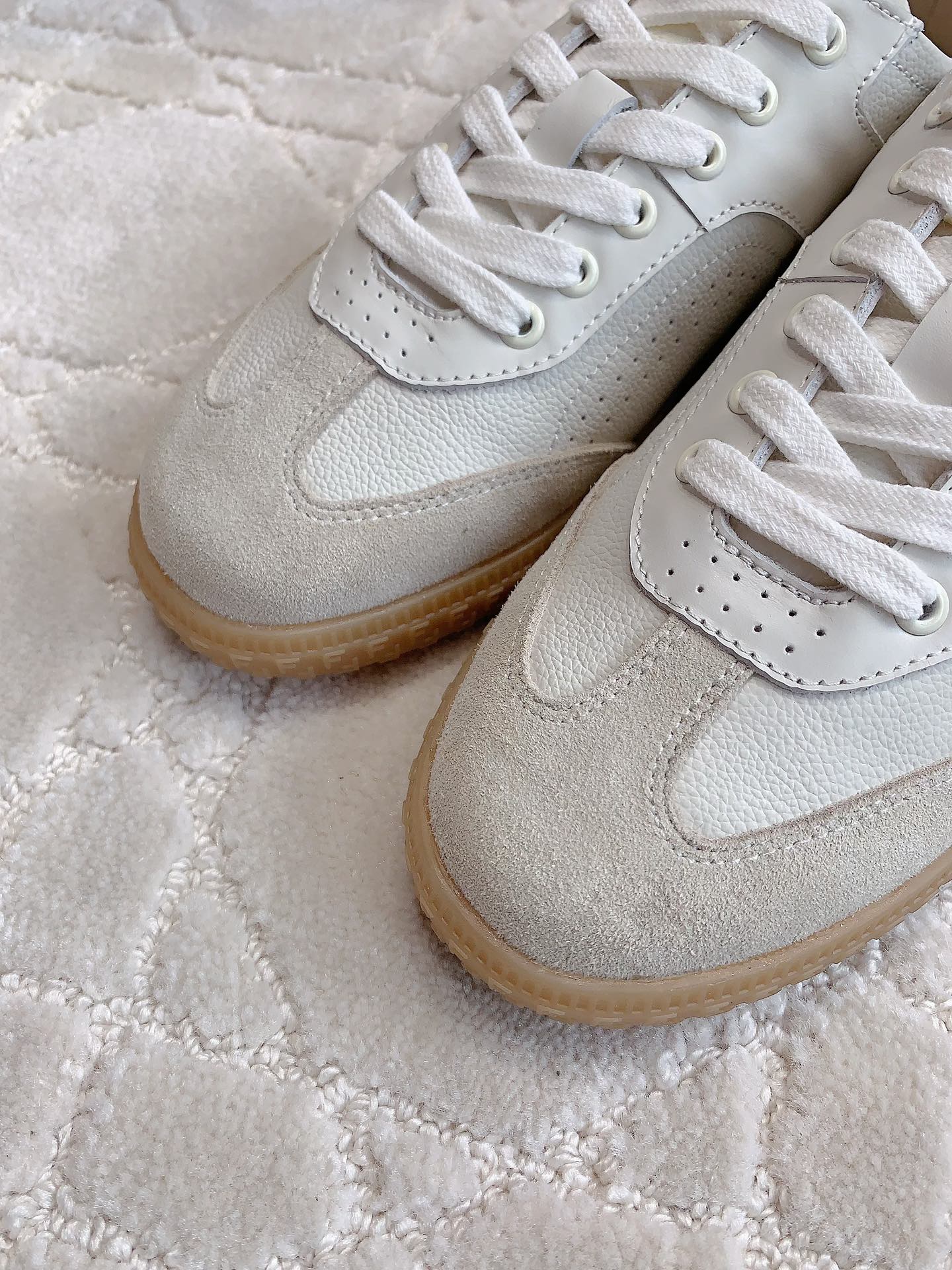 New White Shoes with Classic Style and Comfortable Design in Sizes 35-39 - 图片 4