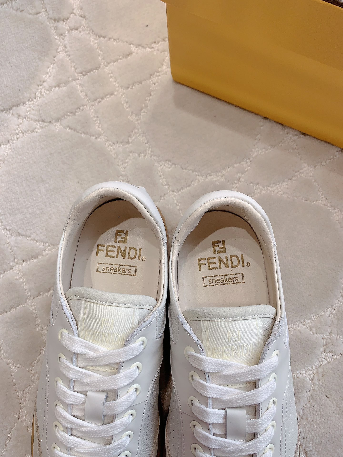 New White Shoes with Classic Style and Comfortable Design in Sizes 35-39 - 图片 5