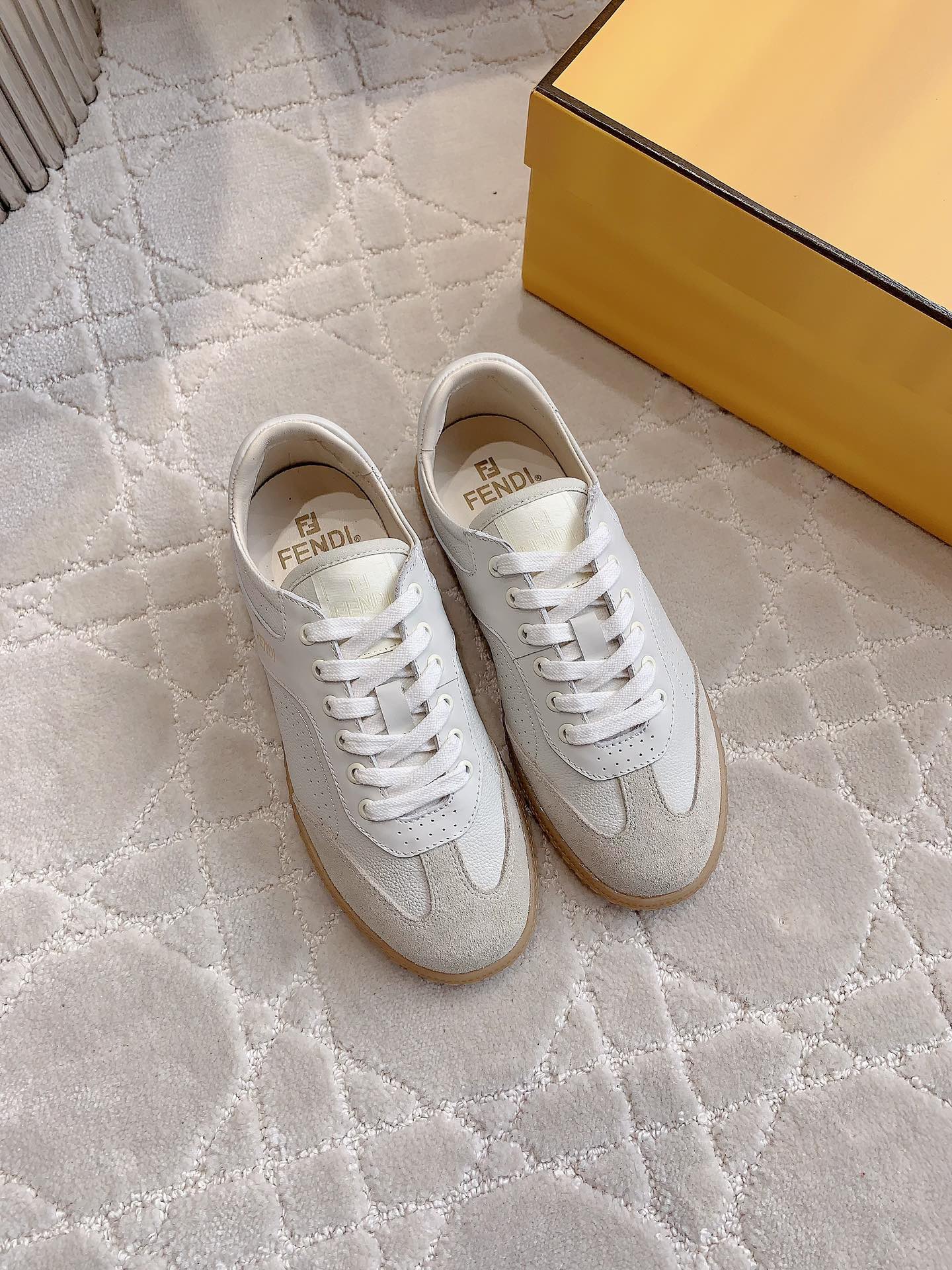 New White Shoes with Classic Style and Comfortable Design in Sizes 35-39