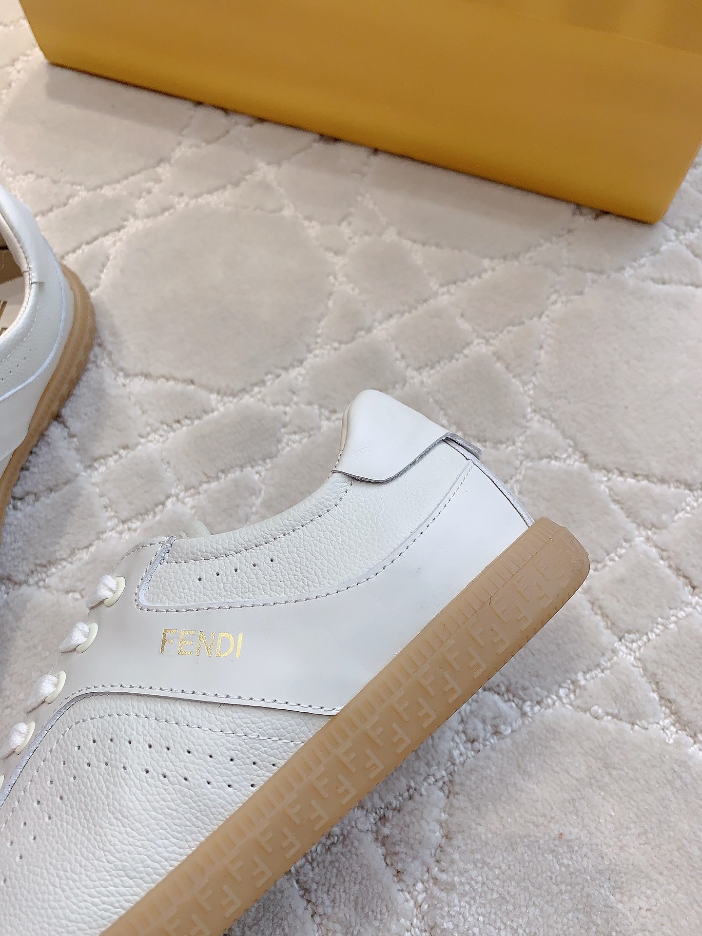 New White Shoes with Classic Style and Comfortable Design in Sizes 35-39 - 图片 6